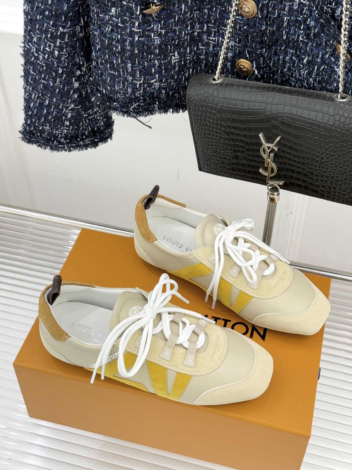 LV驴牌经典复古芭蕾舞运动鞋今年风很大的驴家芭蕾运动鞋，谁还没入手我真的会难过！作为时尚界的顶流真是拿捏