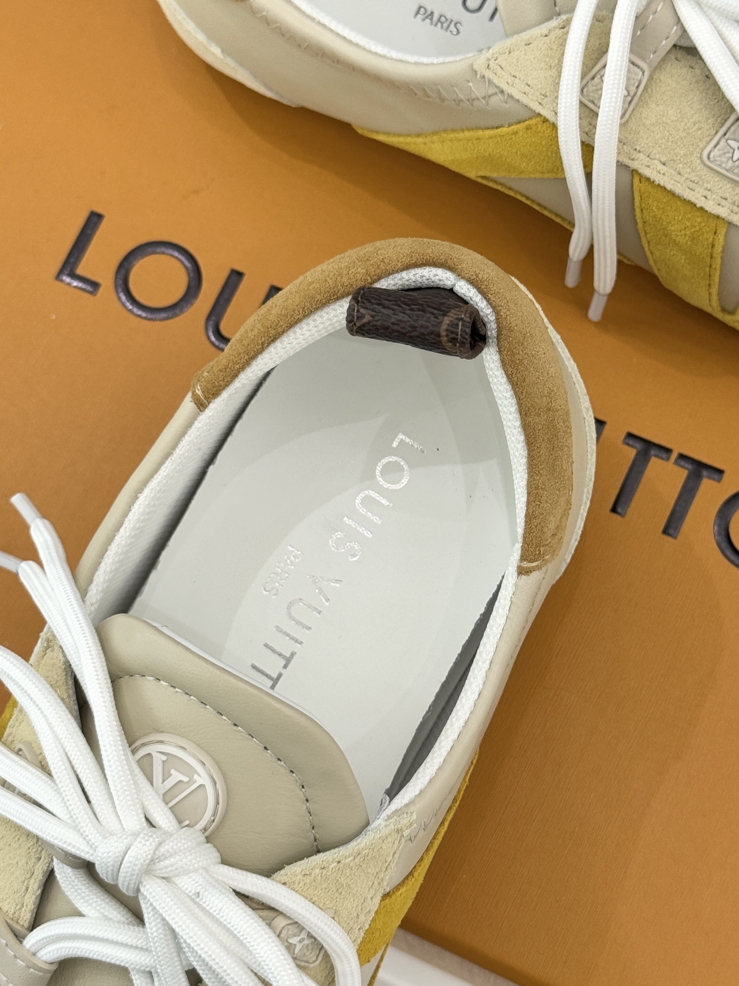 LV驴牌经典复古芭蕾舞运动鞋今年风很大的驴家芭蕾运动鞋，谁还没入手我真的会难过！作为时尚界的顶流真是拿捏