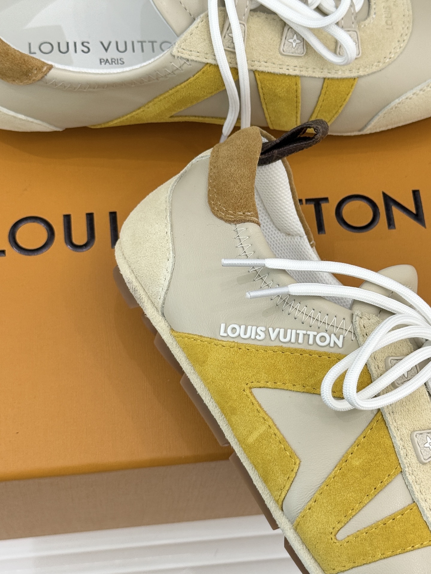 LV驴牌经典复古芭蕾舞运动鞋今年风很大的驴家芭蕾运动鞋，谁还没入手我真的会难过！作为时尚界的顶流真是拿捏