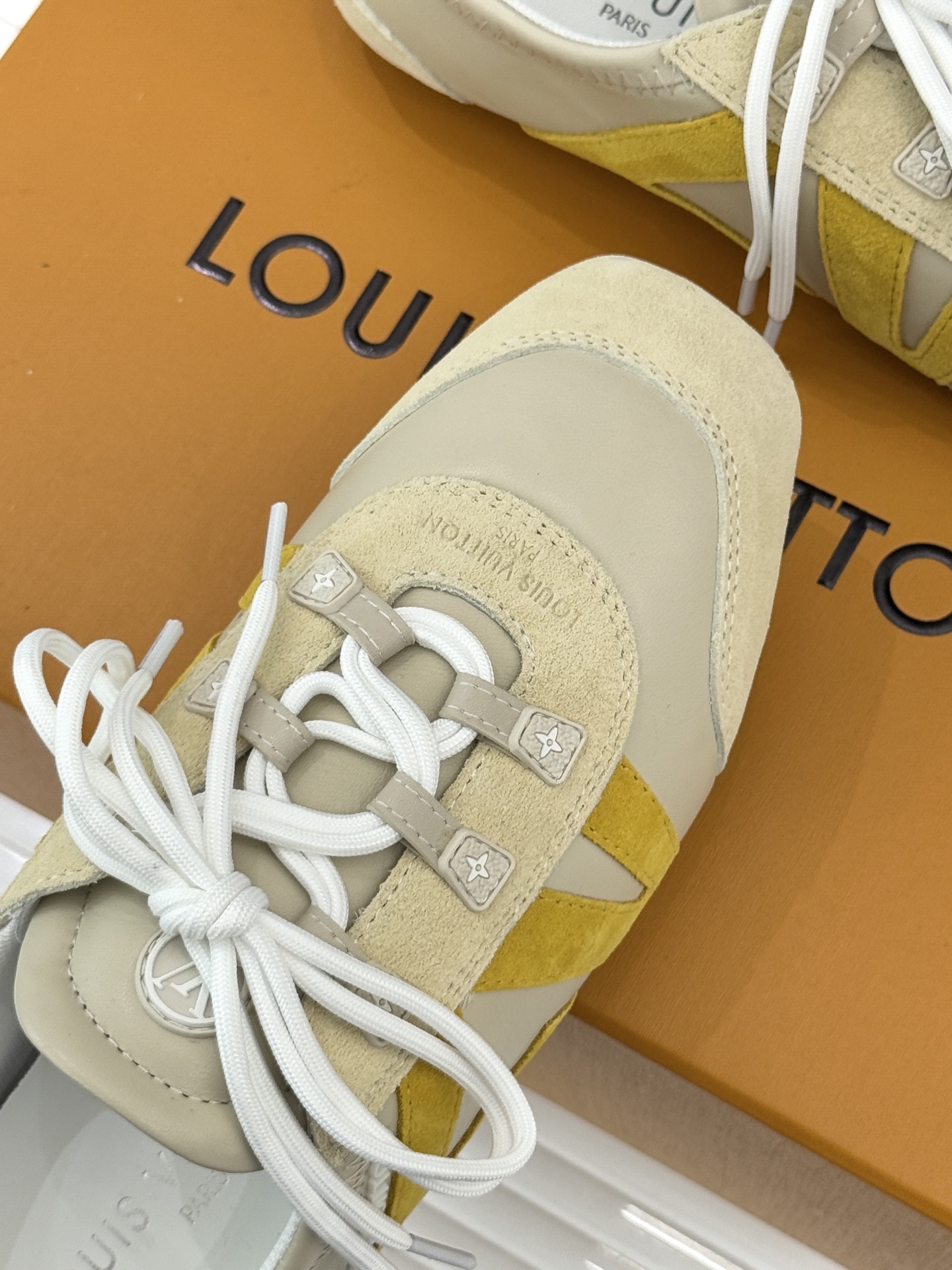 LV驴牌经典复古芭蕾舞运动鞋今年风很大的驴家芭蕾运动鞋，谁还没入手我真的会难过！作为时尚界的顶流真是拿捏