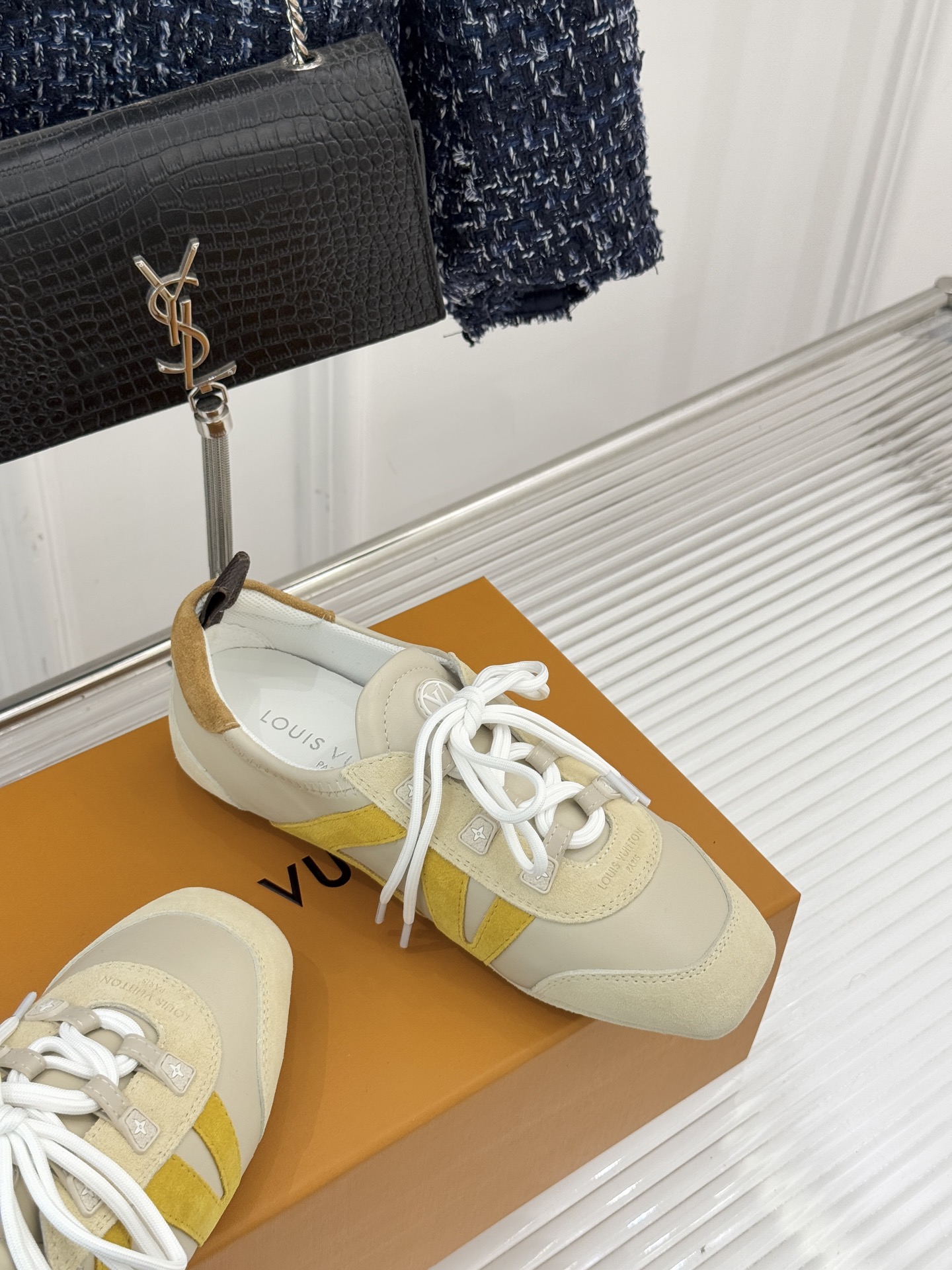 LV驴牌经典复古芭蕾舞运动鞋今年风很大的驴家芭蕾运动鞋，谁还没入手我真的会难过！作为时尚界的顶流真是拿捏