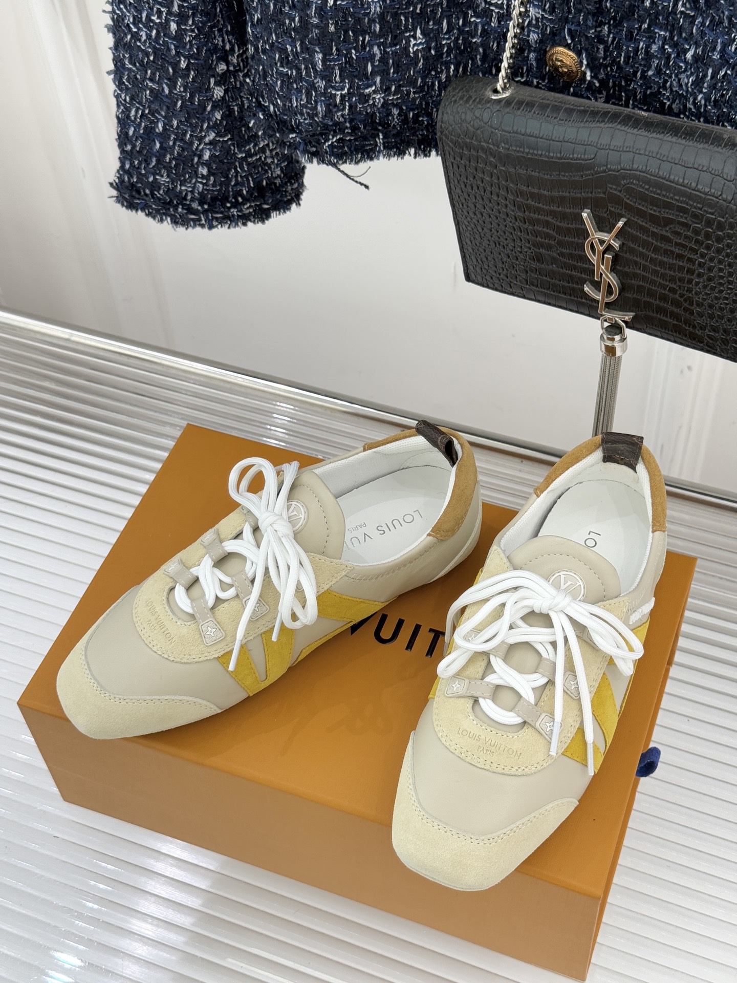 LV驴牌经典复古芭蕾舞运动鞋今年风很大的驴家芭蕾运动鞋，谁还没入手我真的会难过！作为时尚界的顶流真是拿捏