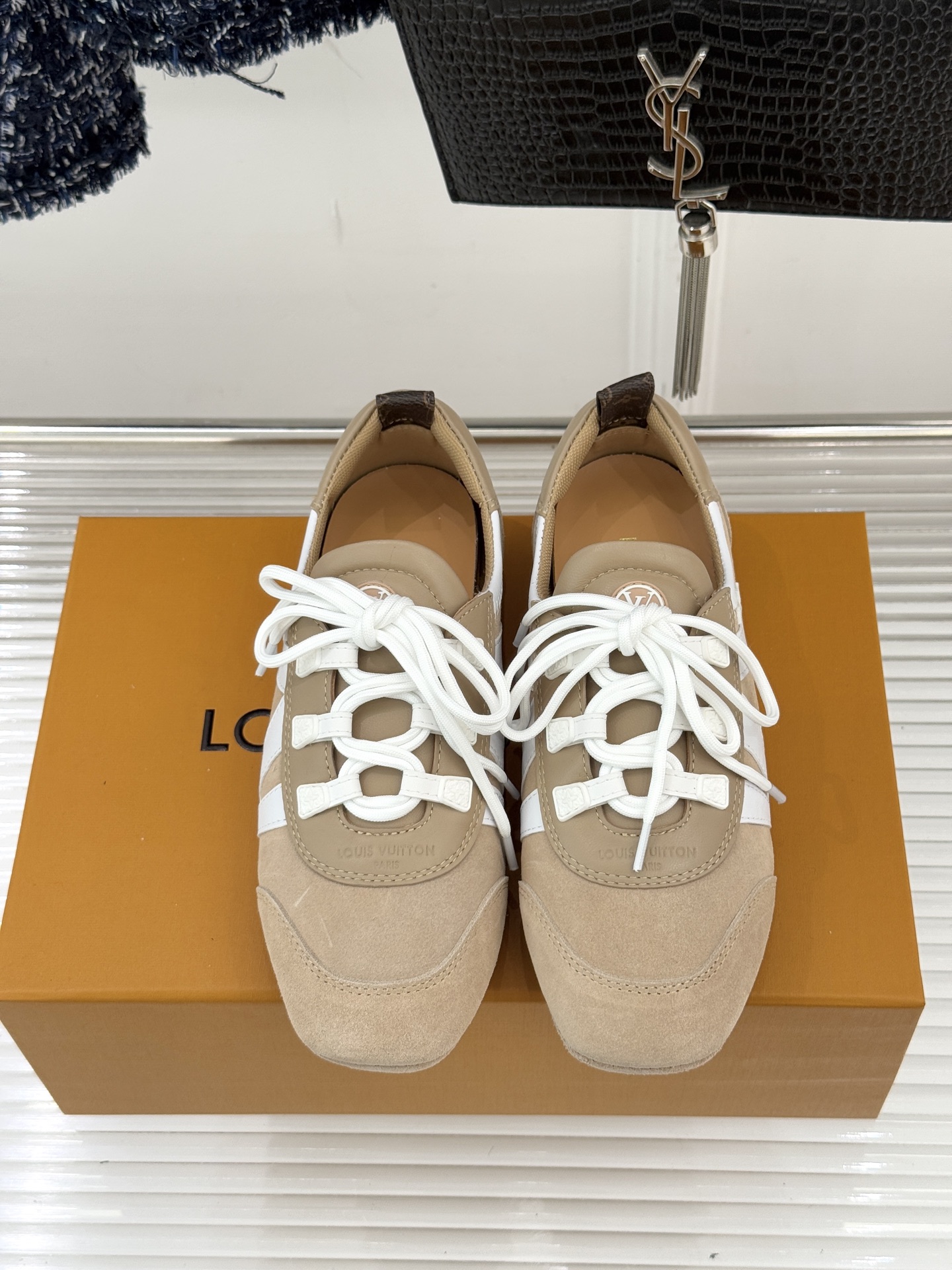 LV驴牌经典复古芭蕾舞运动鞋今年风很大的驴家芭蕾运动鞋，谁还没入手我真的会难过！作为时尚界的顶流真是拿捏