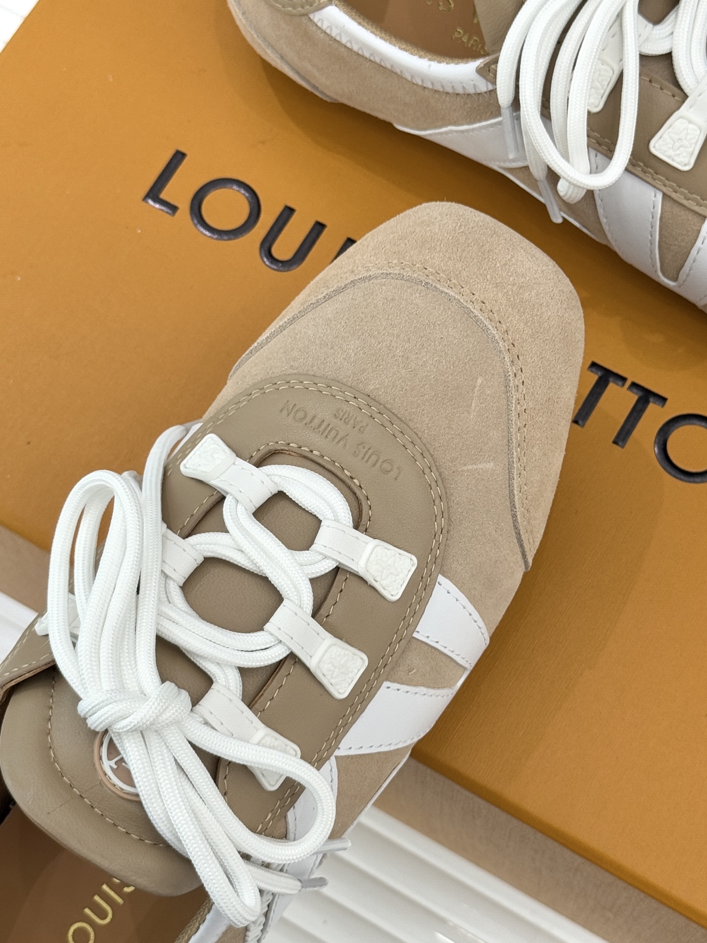 LV驴牌经典复古芭蕾舞运动鞋今年风很大的驴家芭蕾运动鞋，谁还没入手我真的会难过！作为时尚界的顶流真是拿捏