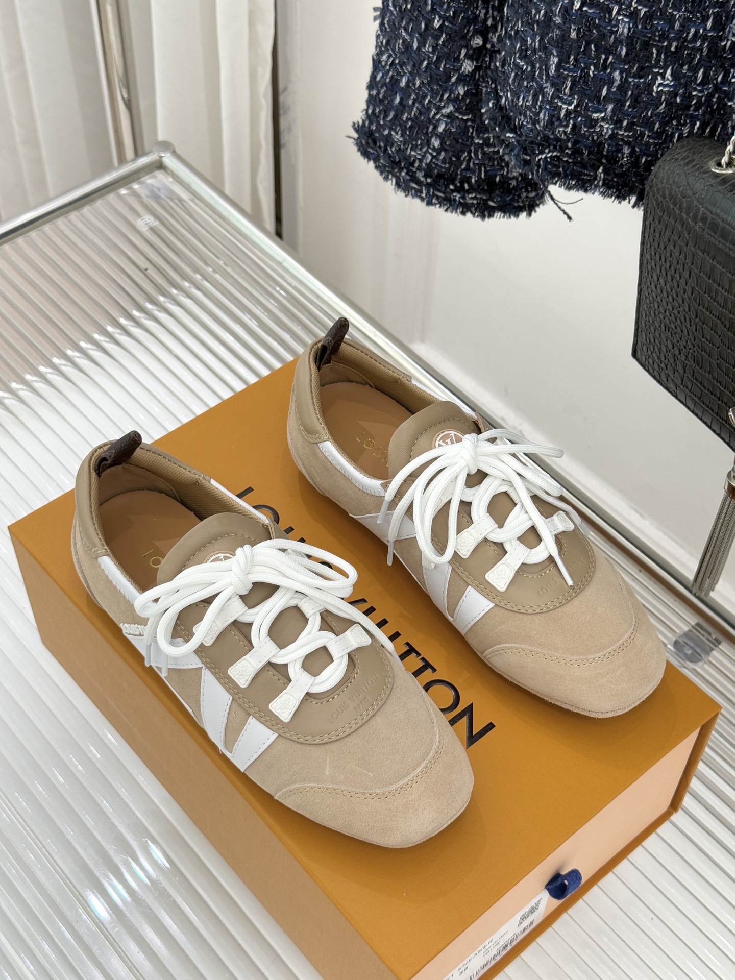 LV驴牌经典复古芭蕾舞运动鞋今年风很大的驴家芭蕾运动鞋，谁还没入手我真的会难过！作为时尚界的顶流真是拿捏