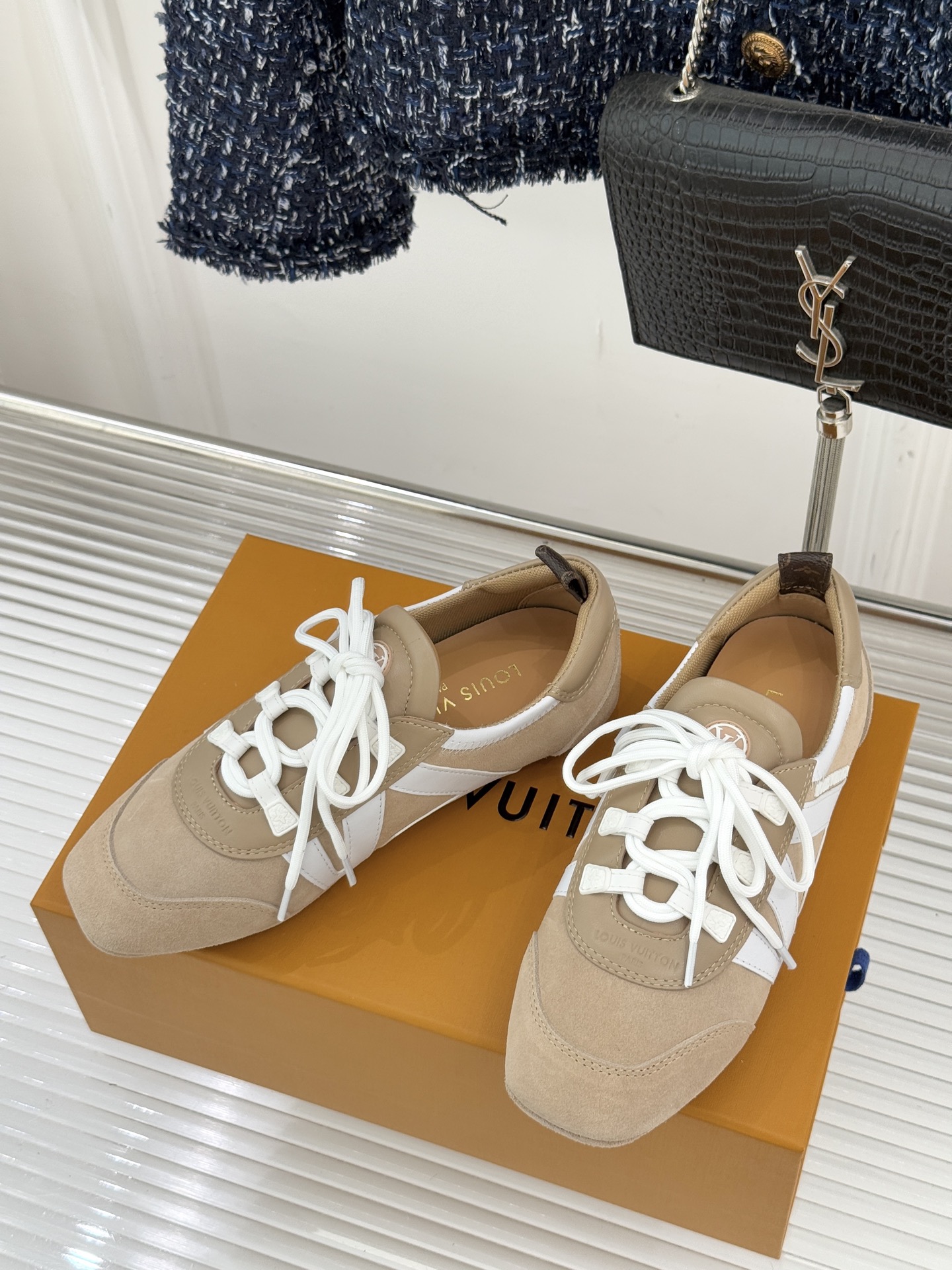 LV驴牌经典复古芭蕾舞运动鞋今年风很大的驴家芭蕾运动鞋，谁还没入手我真的会难过！作为时尚界的顶流真是拿捏