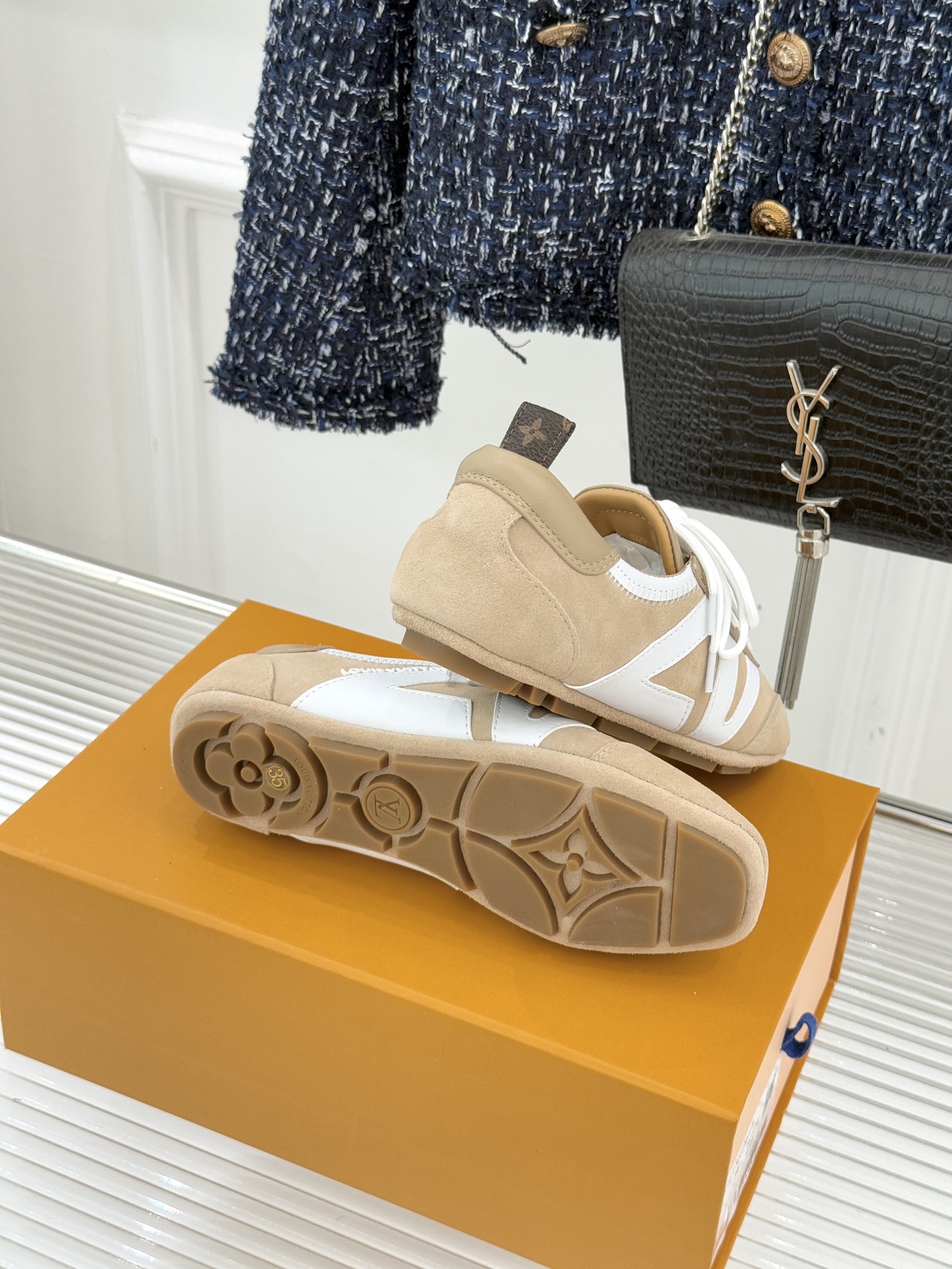 LV驴牌经典复古芭蕾舞运动鞋今年风很大的驴家芭蕾运动鞋，谁还没入手我真的会难过！作为时尚界的顶流真是拿捏