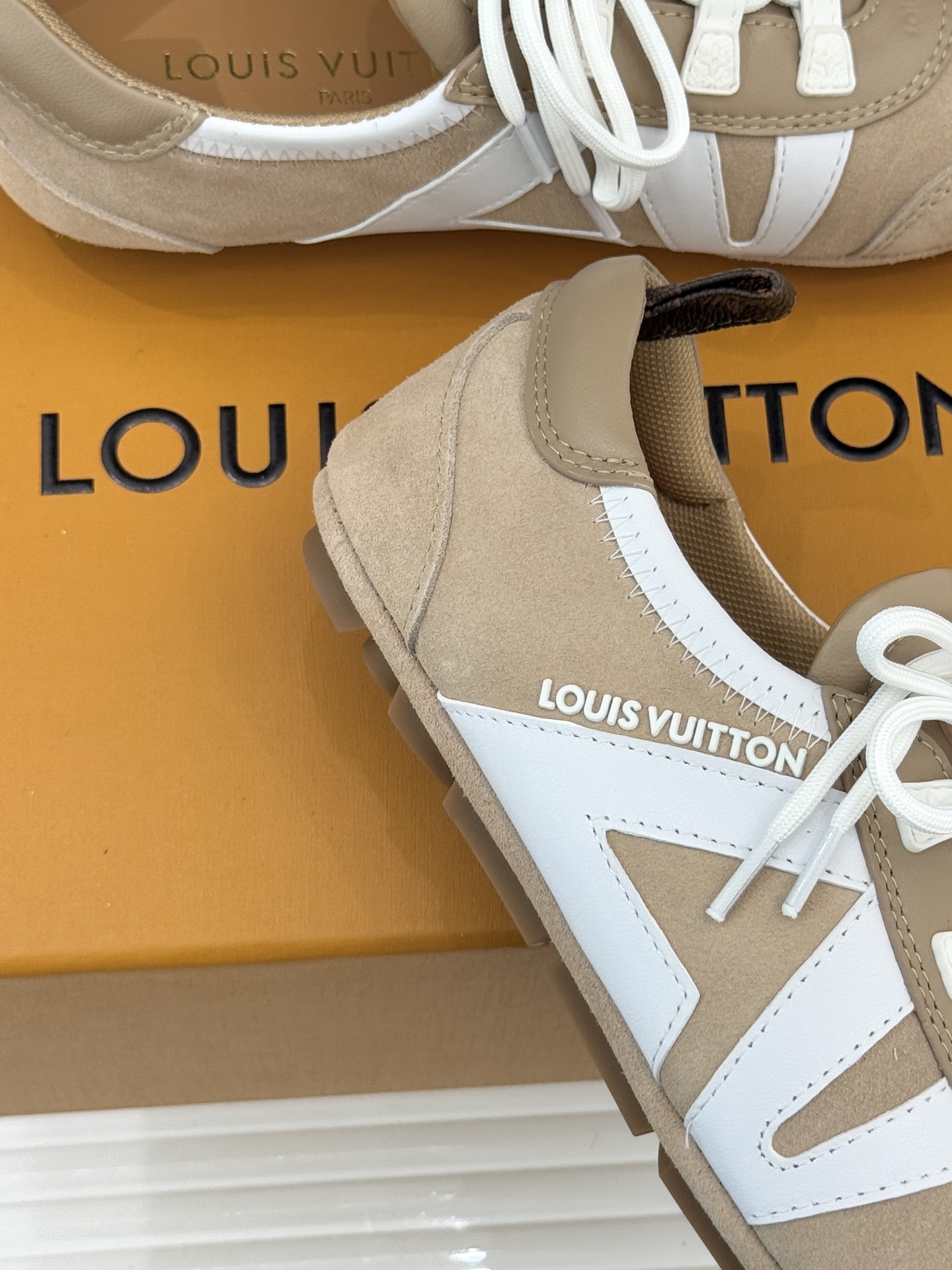 LV驴牌经典复古芭蕾舞运动鞋今年风很大的驴家芭蕾运动鞋，谁还没入手我真的会难过！作为时尚界的顶流真是拿捏