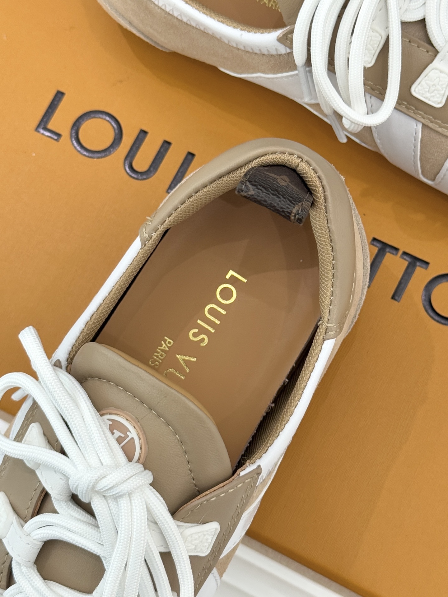 LV驴牌经典复古芭蕾舞运动鞋今年风很大的驴家芭蕾运动鞋，谁还没入手我真的会难过！作为时尚界的顶流真是拿捏