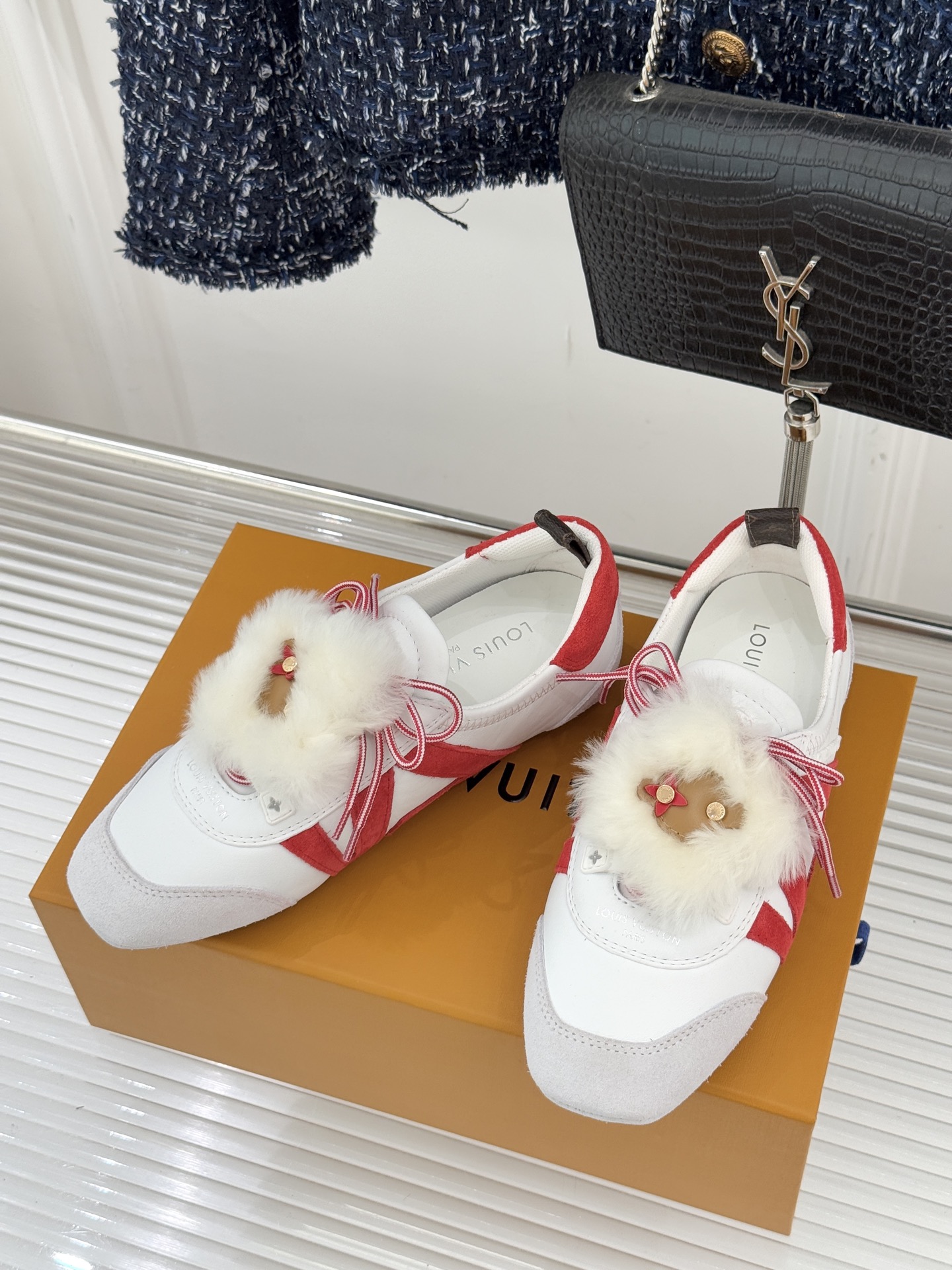 LV驴牌经典复古芭蕾舞运动鞋今年风很大的驴家芭蕾运动鞋，谁还没入手我真的会难过！作为时尚界的顶流真是拿捏