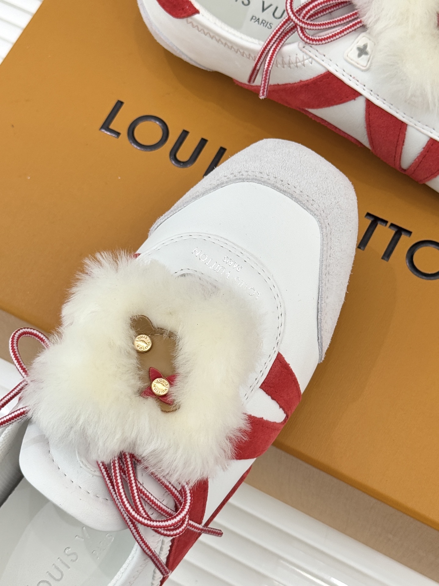 LV驴牌经典复古芭蕾舞运动鞋今年风很大的驴家芭蕾运动鞋，谁还没入手我真的会难过！作为时尚界的顶流真是拿捏