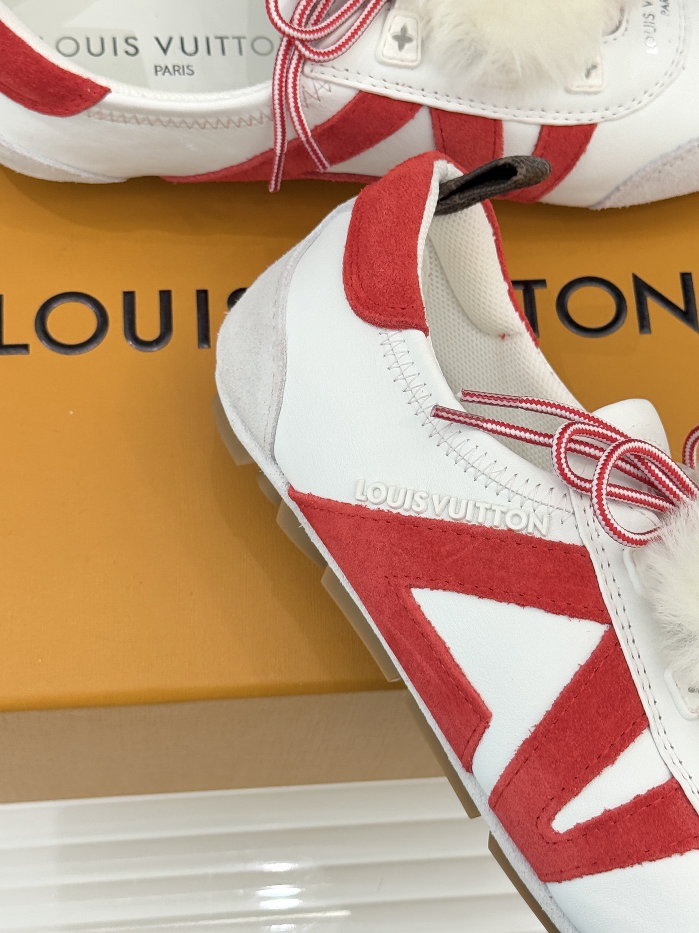 LV驴牌经典复古芭蕾舞运动鞋今年风很大的驴家芭蕾运动鞋，谁还没入手我真的会难过！作为时尚界的顶流真是拿捏