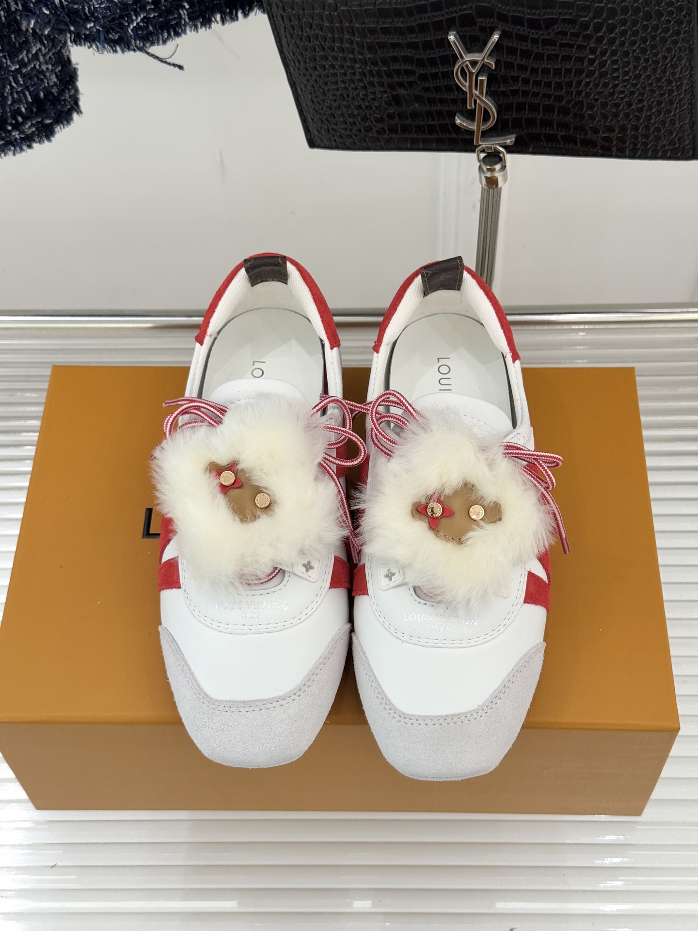 LV驴牌经典复古芭蕾舞运动鞋今年风很大的驴家芭蕾运动鞋，谁还没入手我真的会难过！作为时尚界的顶流真是拿捏