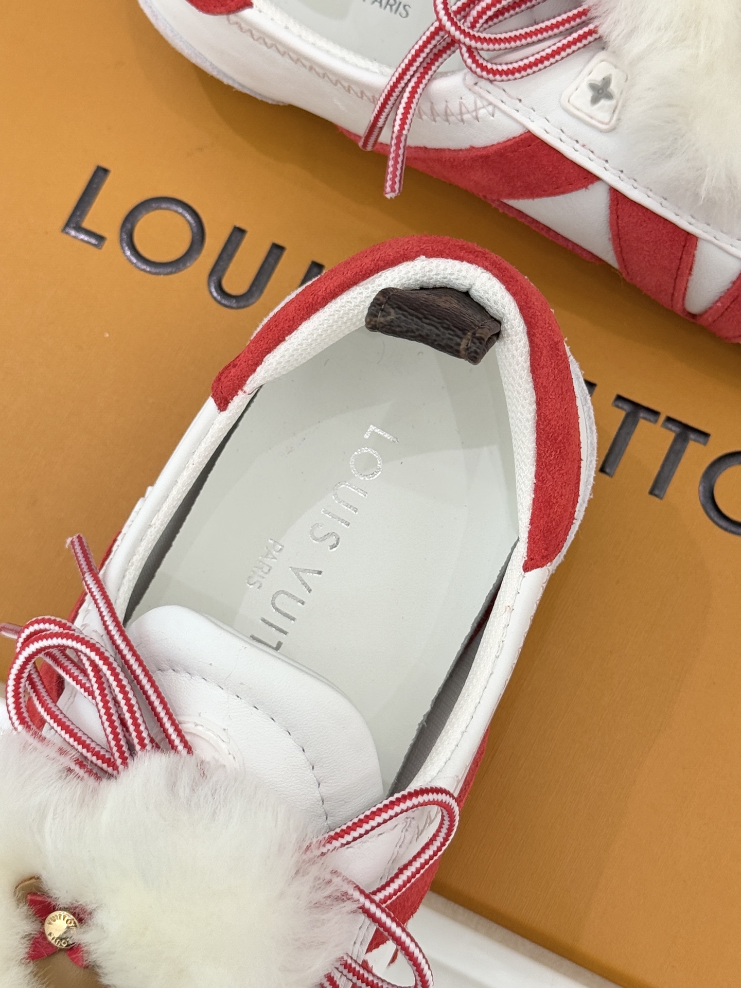 LV驴牌经典复古芭蕾舞运动鞋今年风很大的驴家芭蕾运动鞋，谁还没入手我真的会难过！作为时尚界的顶流真是拿捏