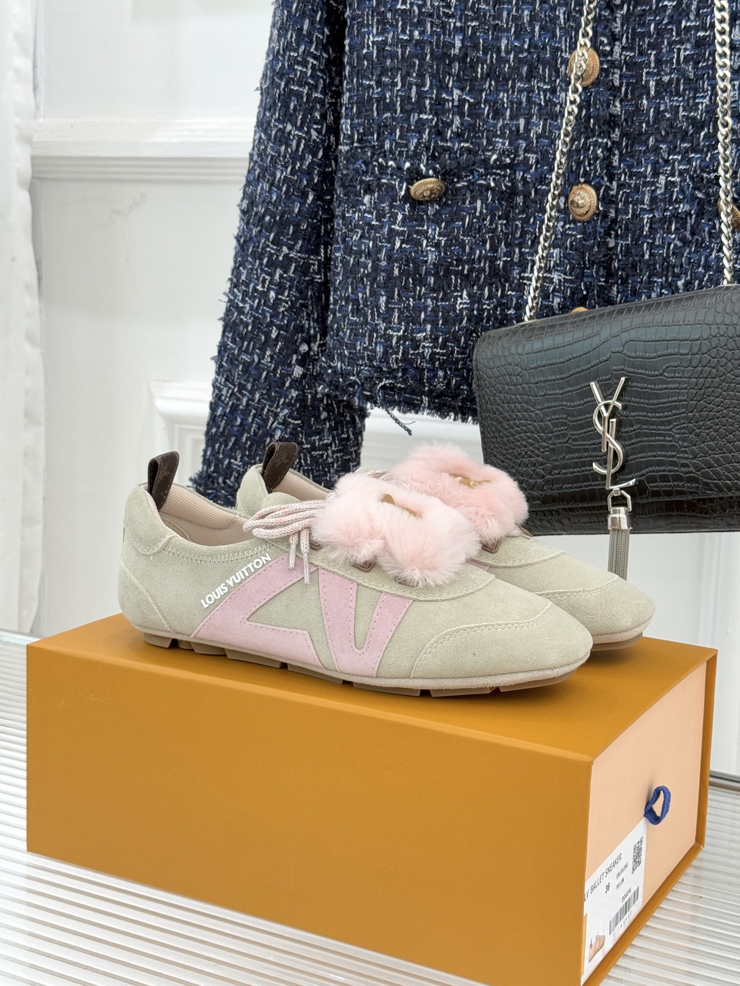 LV驴牌经典复古芭蕾舞运动鞋今年风很大的驴家芭蕾运动鞋，谁还没入手我真的会难过！作为时尚界的顶流真是拿捏