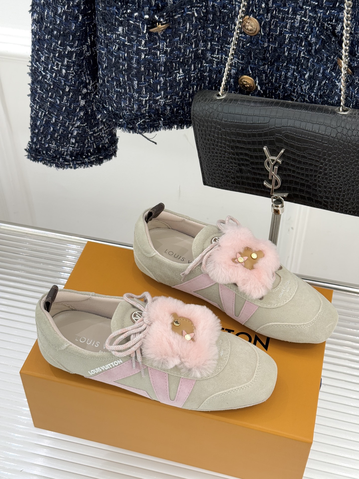 LV驴牌经典复古芭蕾舞运动鞋今年风很大的驴家芭蕾运动鞋，谁还没入手我真的会难过！作为时尚界的顶流真是拿捏