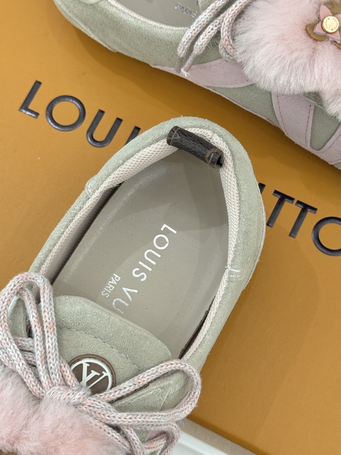 LV驴牌经典复古芭蕾舞运动鞋今年风很大的驴家芭蕾运动鞋，谁还没入手我真的会难过！作为时尚界的顶流真是拿捏