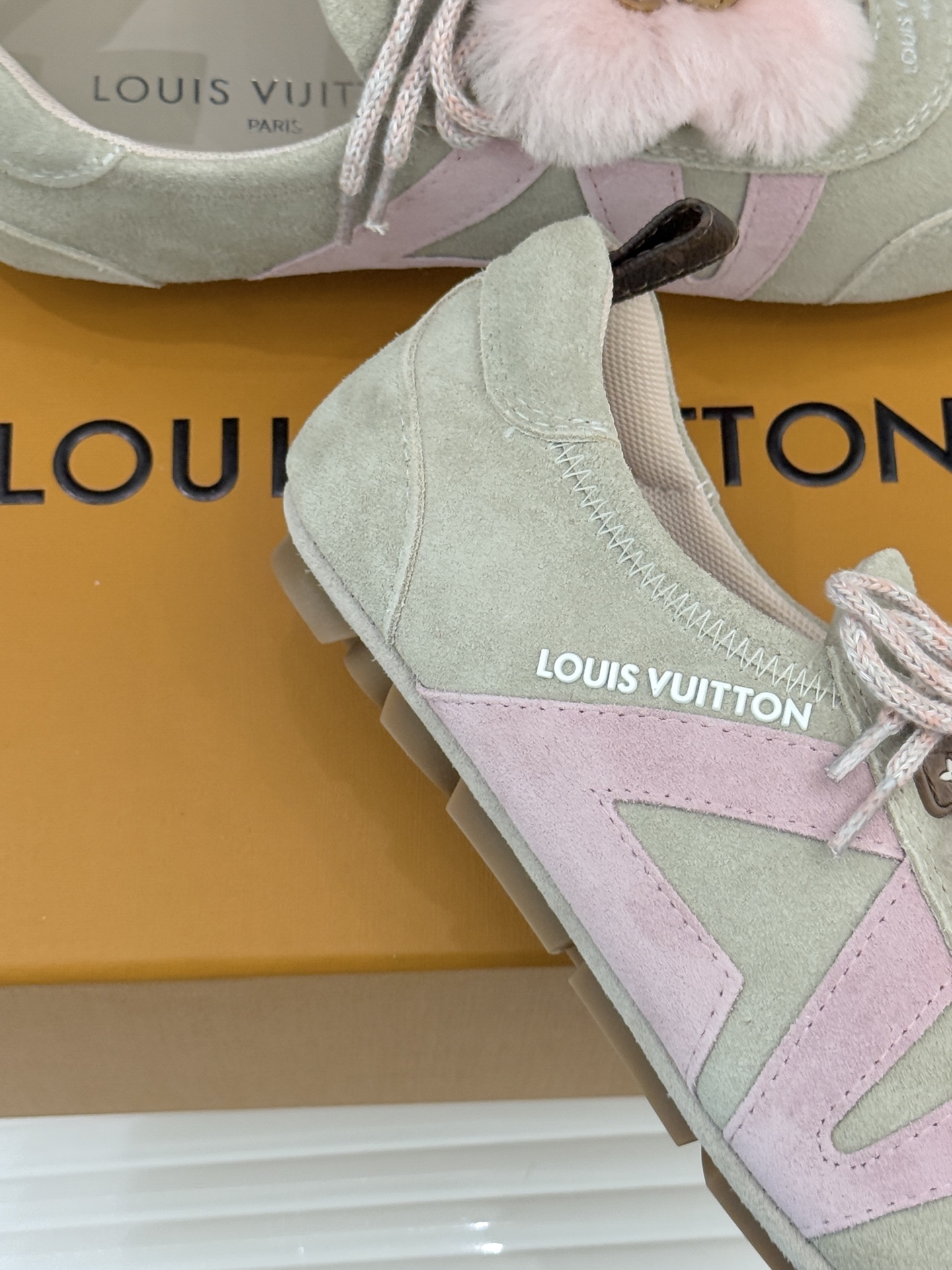 LV驴牌经典复古芭蕾舞运动鞋今年风很大的驴家芭蕾运动鞋，谁还没入手我真的会难过！作为时尚界的顶流真是拿捏