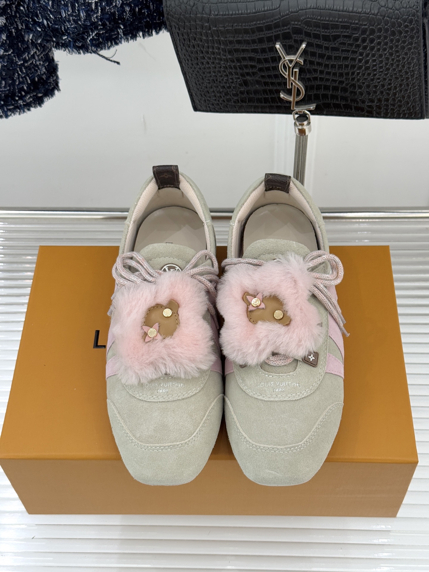 LV驴牌经典复古芭蕾舞运动鞋今年风很大的驴家芭蕾运动鞋，谁还没入手我真的会难过！作为时尚界的顶流真是拿捏