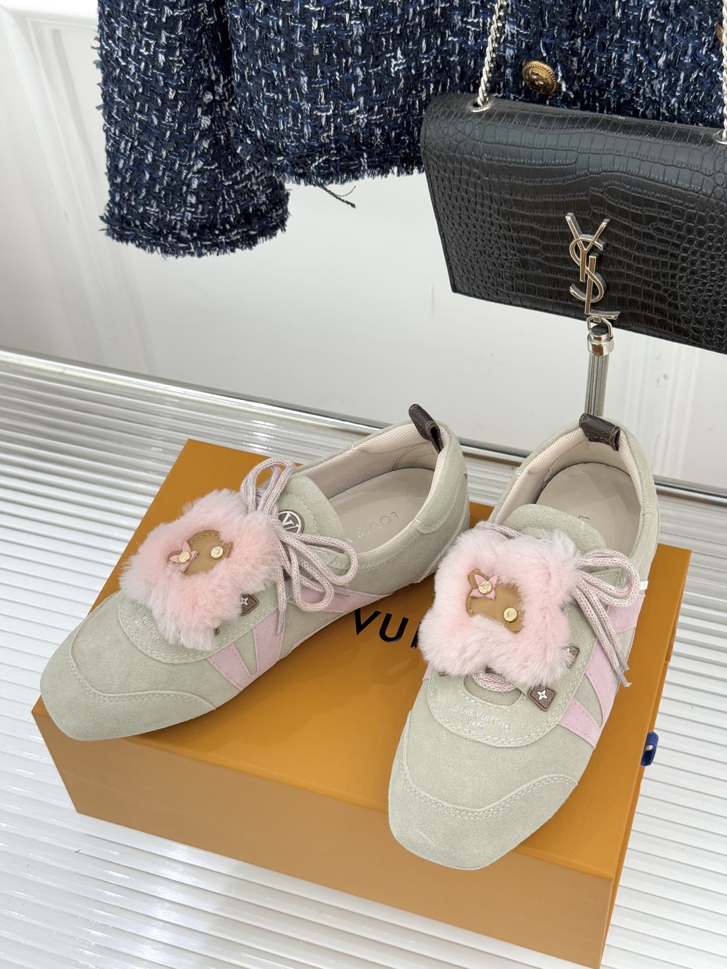 LV驴牌经典复古芭蕾舞运动鞋今年风很大的驴家芭蕾运动鞋，谁还没入手我真的会难过！作为时尚界的顶流真是拿捏