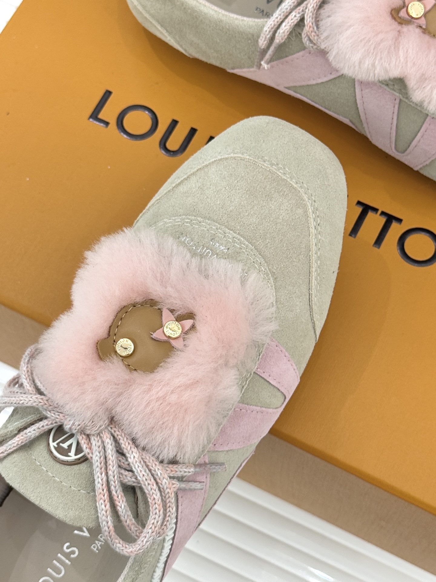 LV驴牌经典复古芭蕾舞运动鞋今年风很大的驴家芭蕾运动鞋，谁还没入手我真的会难过！作为时尚界的顶流真是拿捏