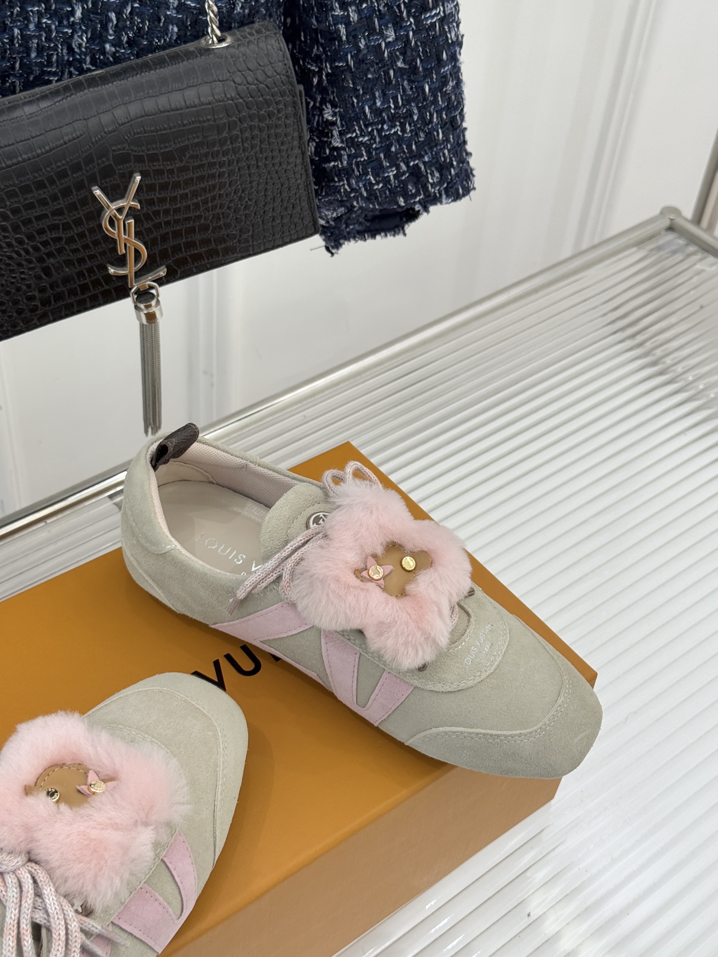 LV驴牌经典复古芭蕾舞运动鞋今年风很大的驴家芭蕾运动鞋，谁还没入手我真的会难过！作为时尚界的顶流真是拿捏