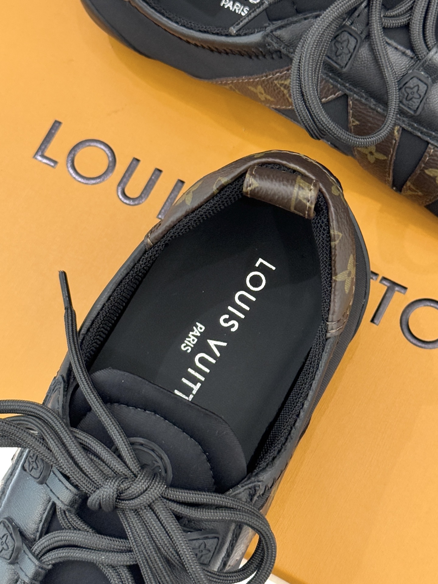 LV驴牌经典复古芭蕾舞运动鞋今年风很大的驴家芭蕾运动鞋，谁还没入手我真的会难过！作为时尚界的顶流真是拿捏