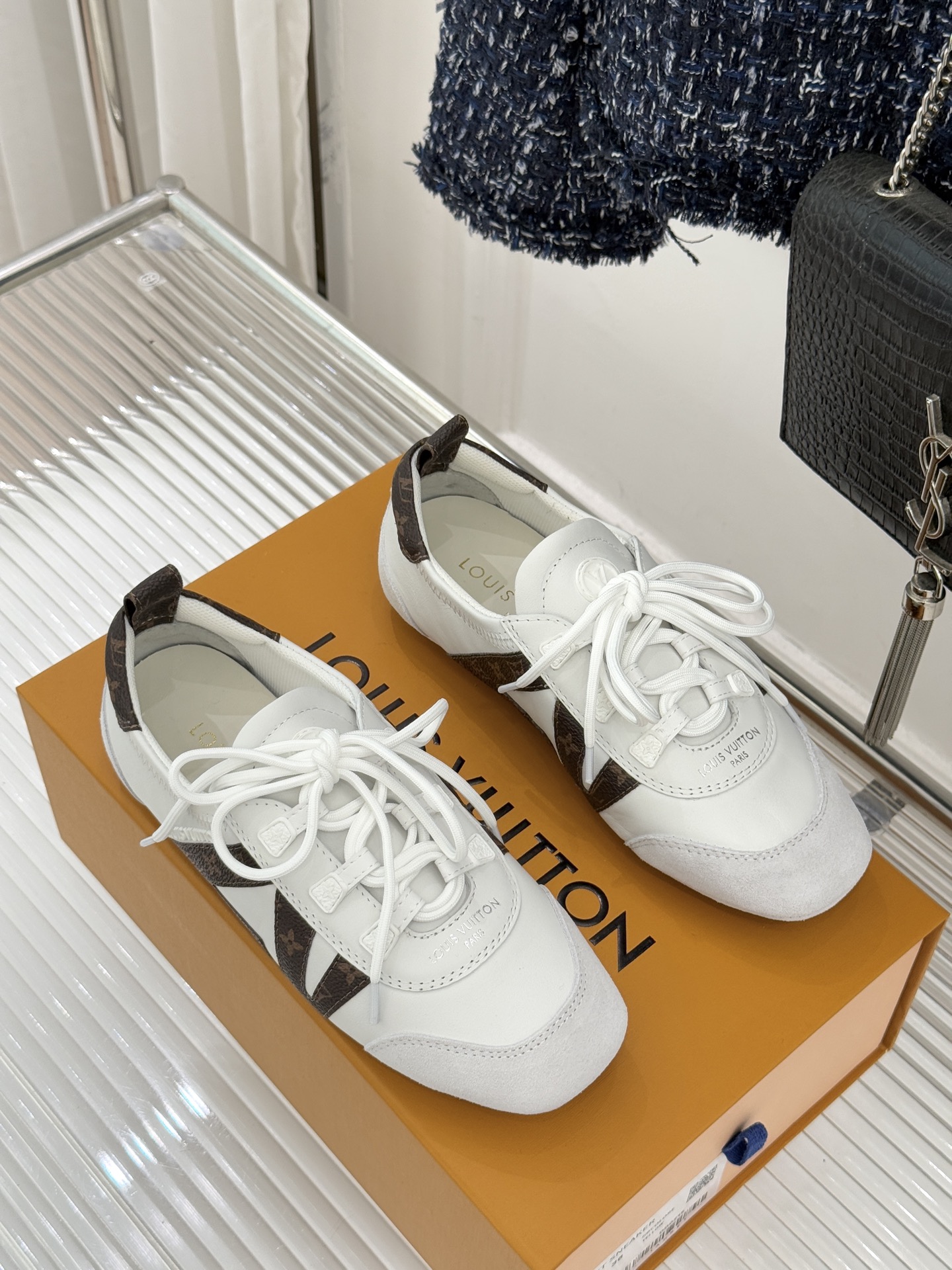 LV驴牌经典复古芭蕾舞运动鞋今年风很大的驴家芭蕾运动鞋，谁还没入手我真的会难过！作为时尚界的顶流真是拿捏