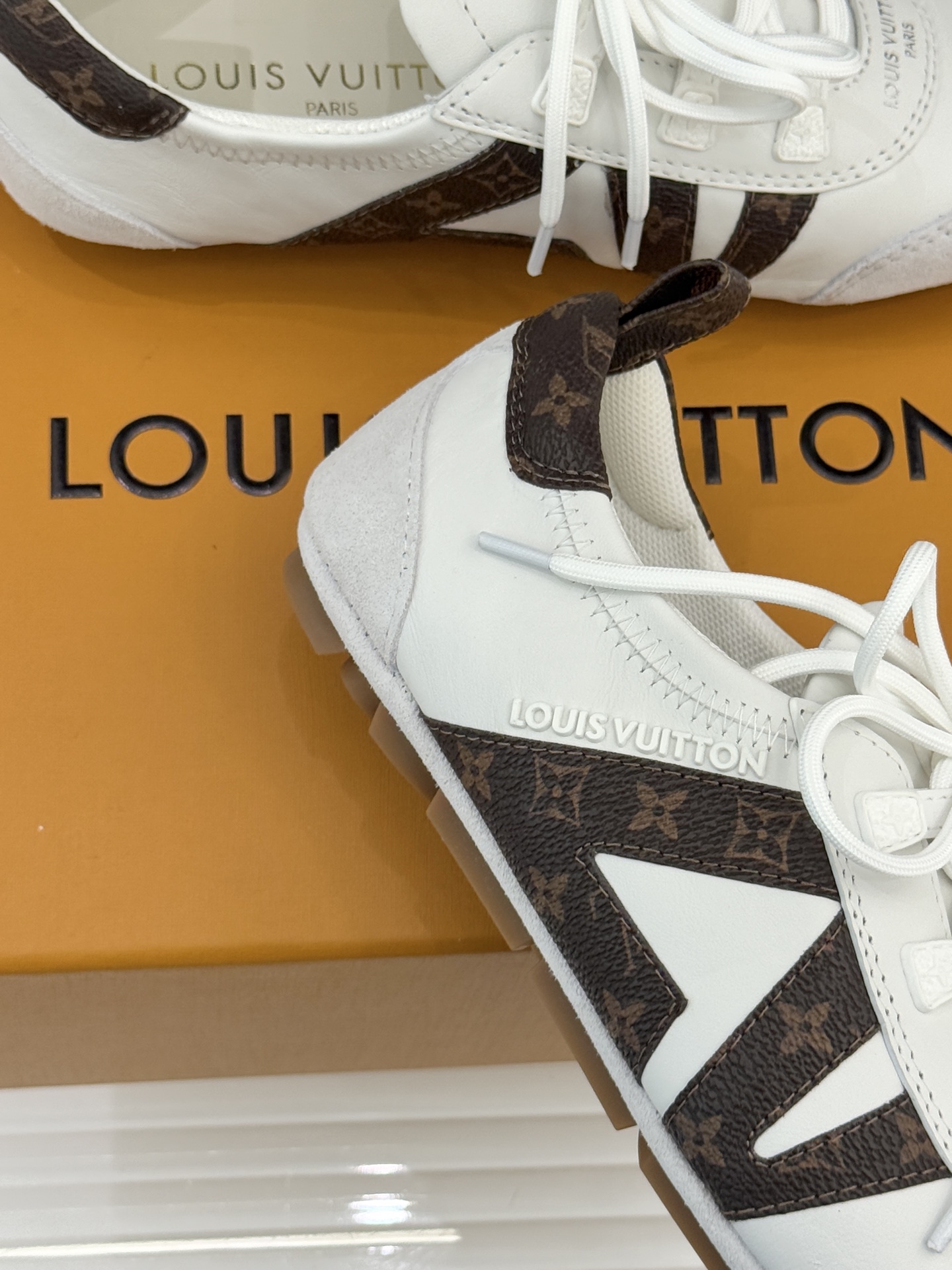 LV驴牌经典复古芭蕾舞运动鞋今年风很大的驴家芭蕾运动鞋，谁还没入手我真的会难过！作为时尚界的顶流真是拿捏