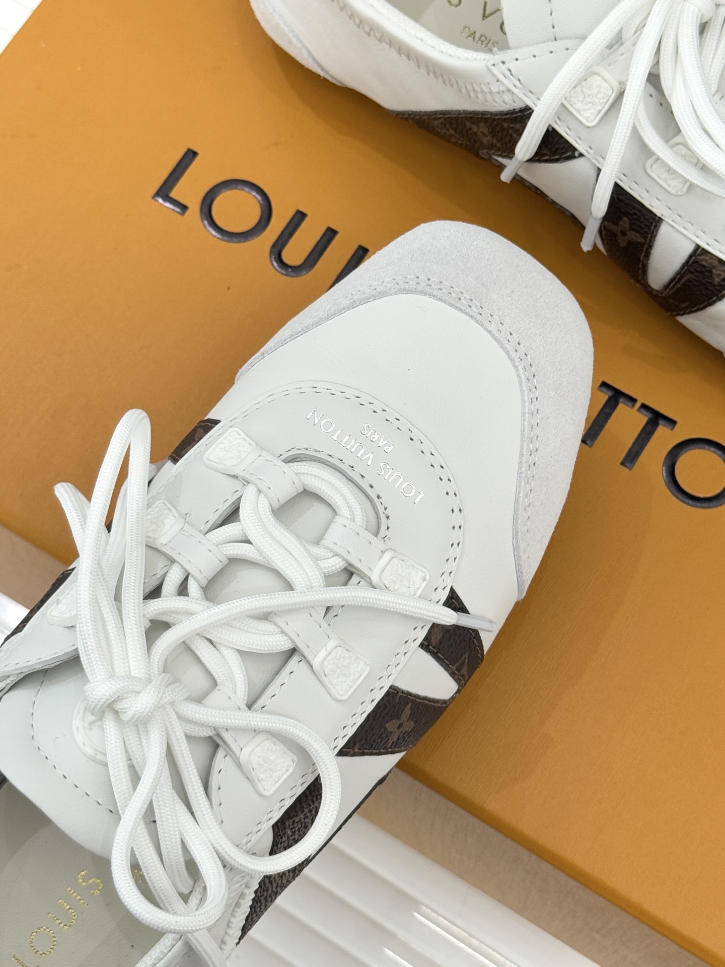 LV驴牌经典复古芭蕾舞运动鞋今年风很大的驴家芭蕾运动鞋，谁还没入手我真的会难过！作为时尚界的顶流真是拿捏