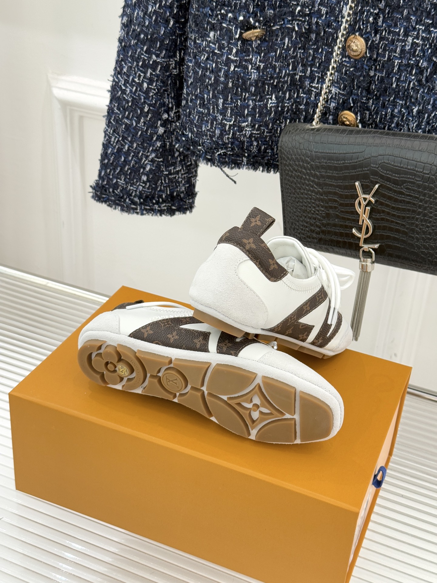 LV驴牌经典复古芭蕾舞运动鞋今年风很大的驴家芭蕾运动鞋，谁还没入手我真的会难过！作为时尚界的顶流真是拿捏