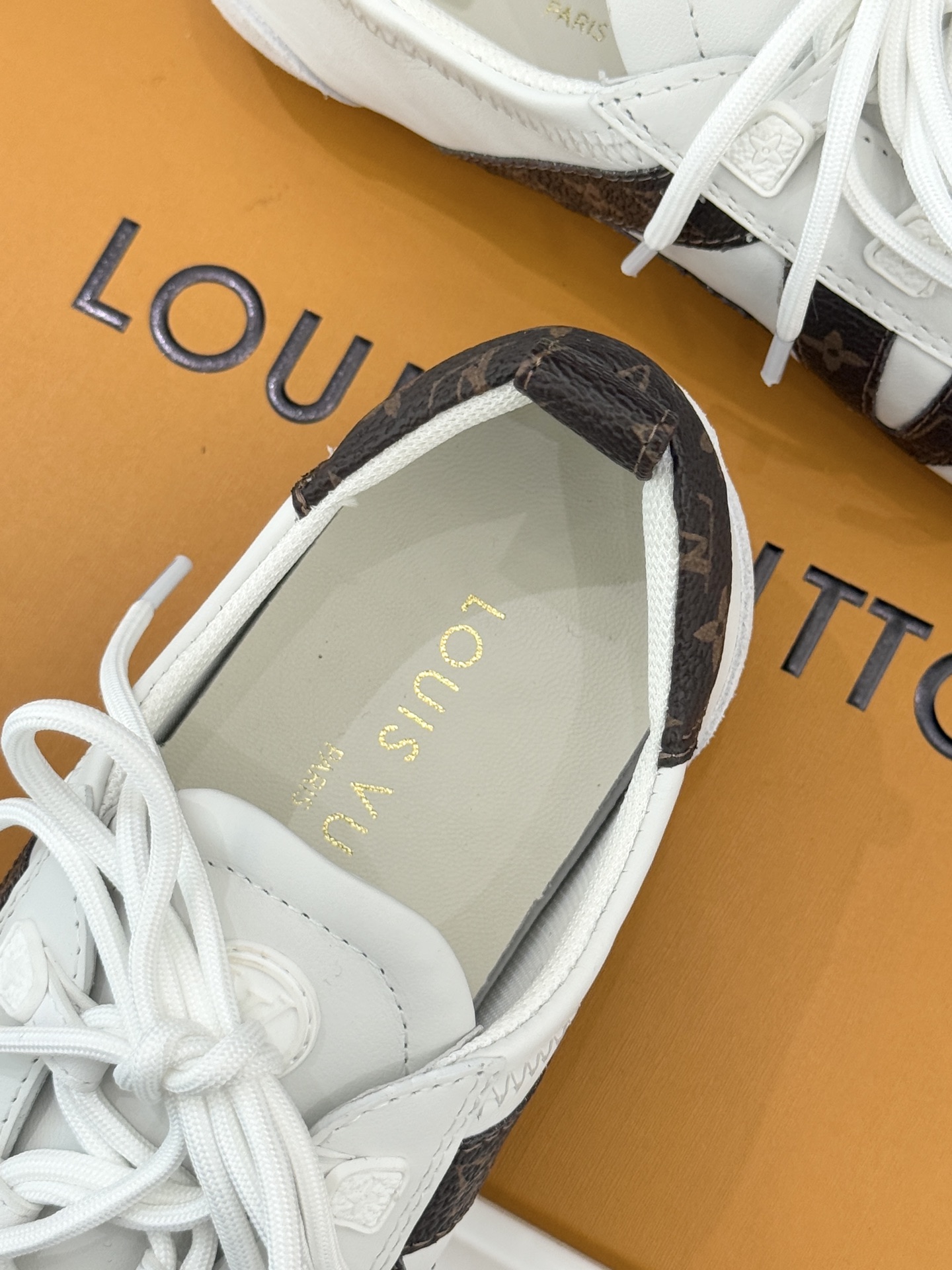 LV驴牌经典复古芭蕾舞运动鞋今年风很大的驴家芭蕾运动鞋，谁还没入手我真的会难过！作为时尚界的顶流真是拿捏