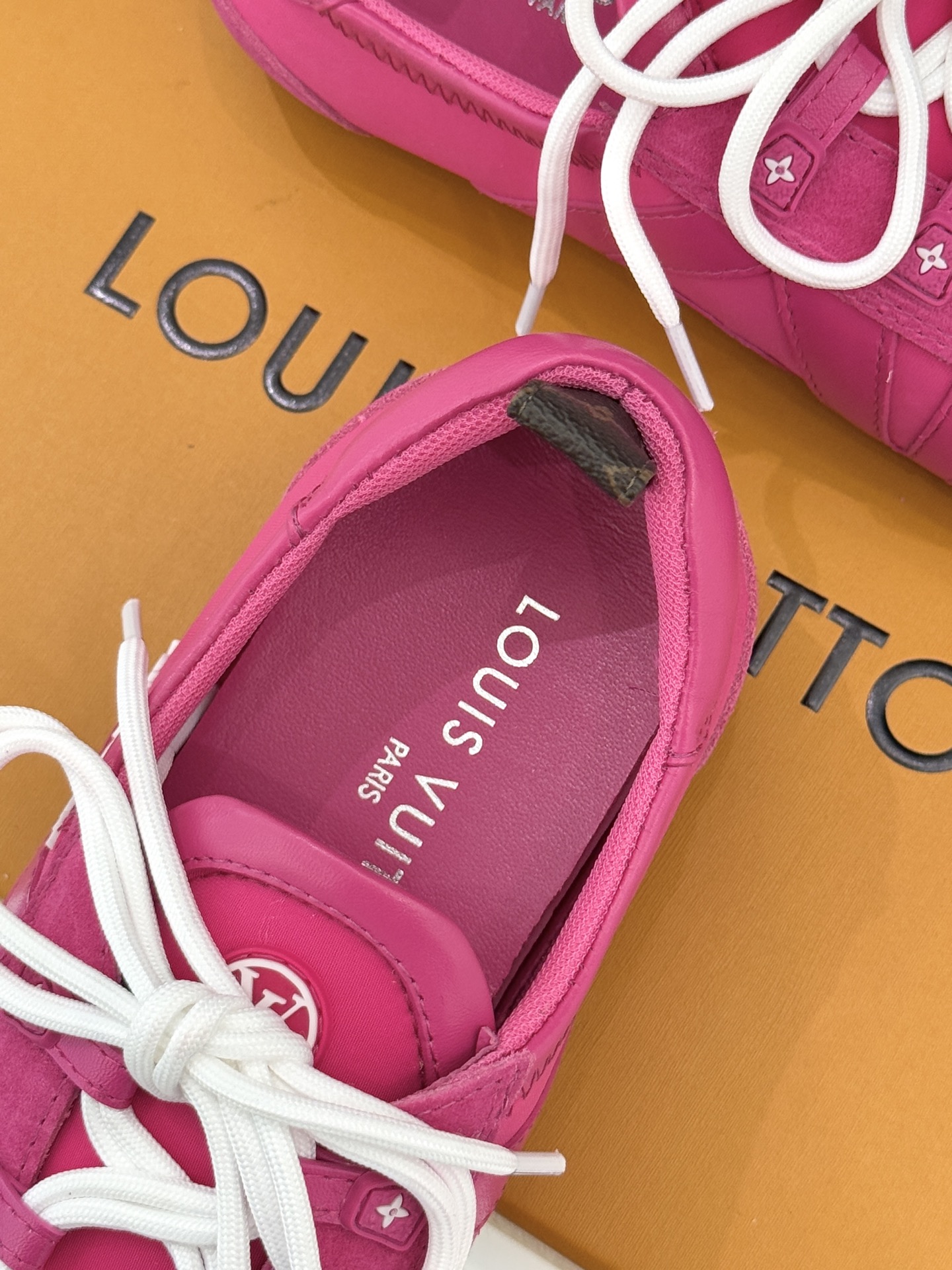 LV驴牌经典复古芭蕾舞运动鞋今年风很大的驴家芭蕾运动鞋，谁还没入手我真的会难过！作为时尚界的顶流真是拿捏