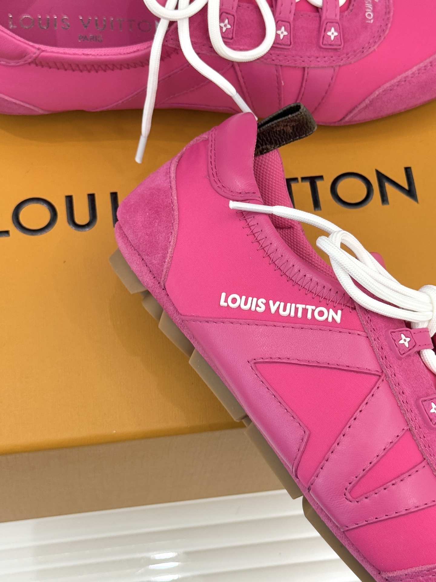 LV驴牌经典复古芭蕾舞运动鞋今年风很大的驴家芭蕾运动鞋，谁还没入手我真的会难过！作为时尚界的顶流真是拿捏