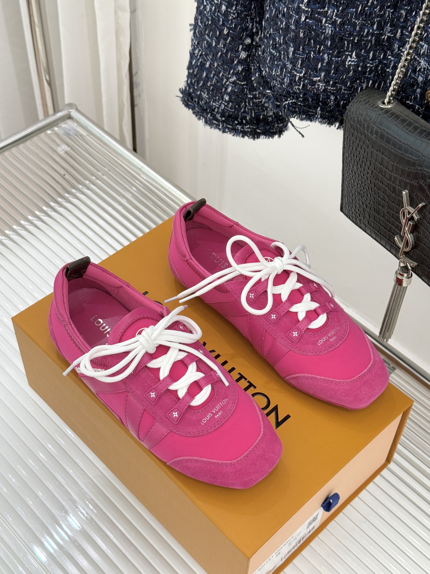 LV驴牌经典复古芭蕾舞运动鞋今年风很大的驴家芭蕾运动鞋，谁还没入手我真的会难过！作为时尚界的顶流真是拿捏