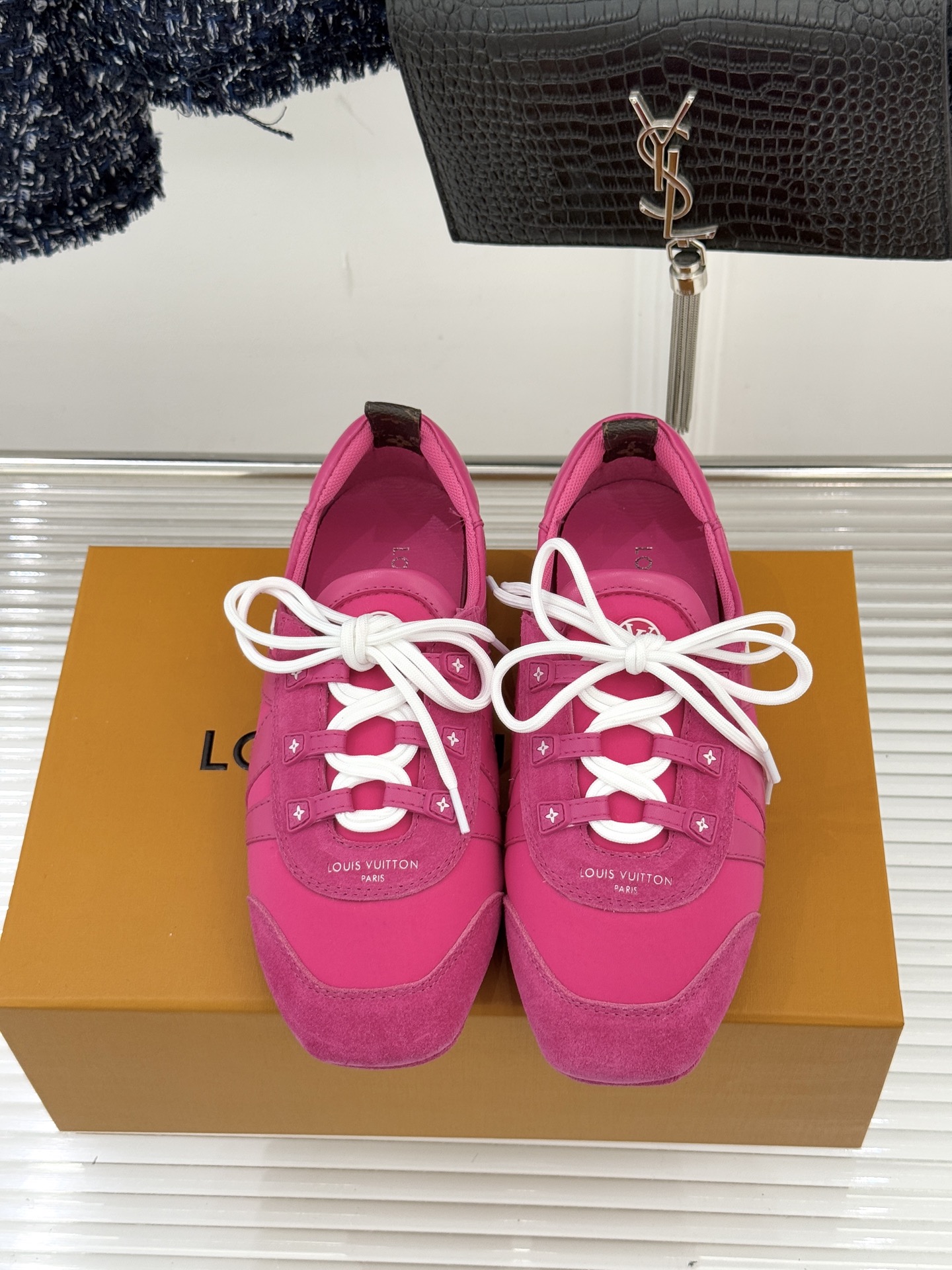 LV驴牌经典复古芭蕾舞运动鞋今年风很大的驴家芭蕾运动鞋，谁还没入手我真的会难过！作为时尚界的顶流真是拿捏