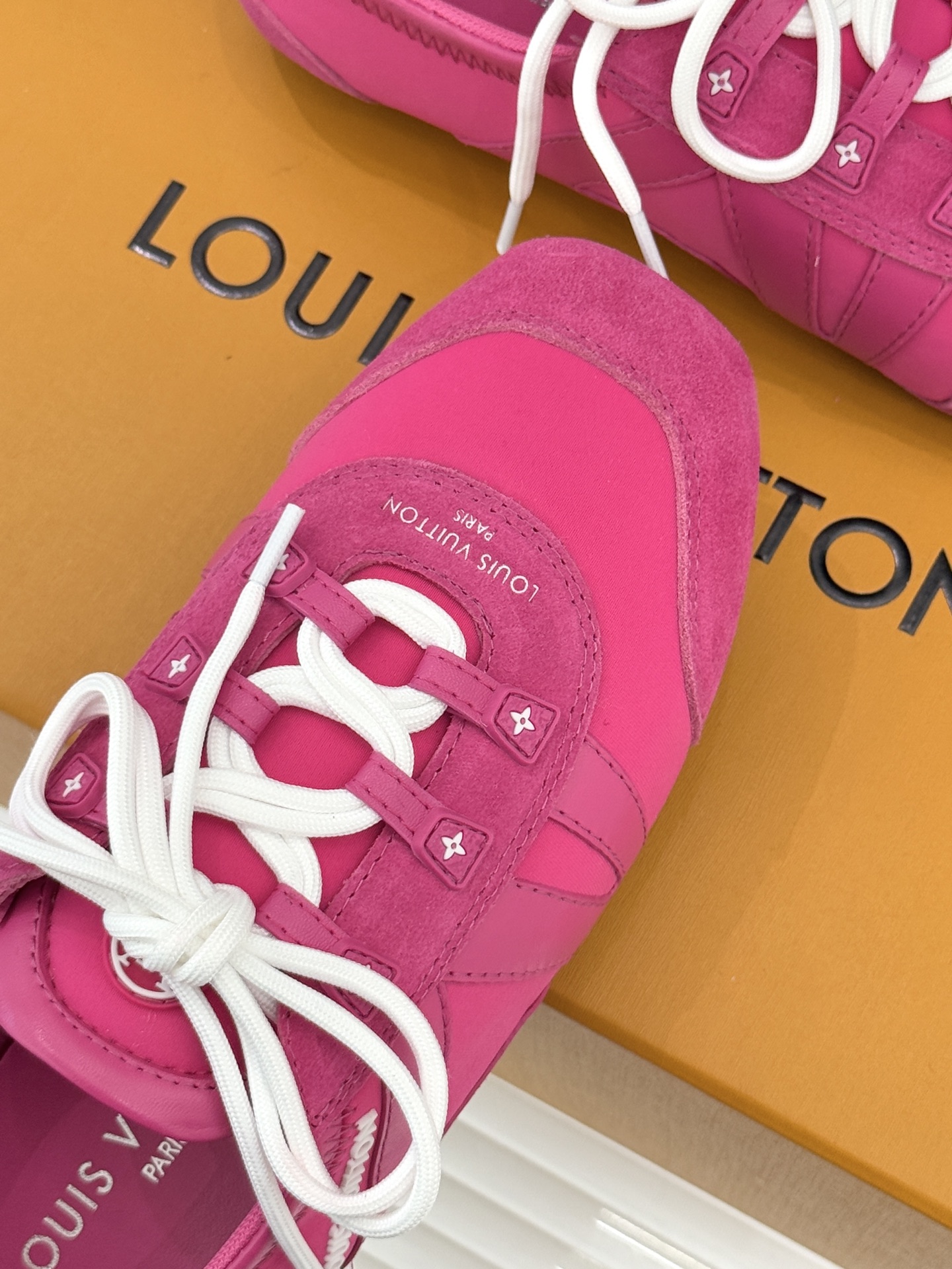 LV驴牌经典复古芭蕾舞运动鞋今年风很大的驴家芭蕾运动鞋，谁还没入手我真的会难过！作为时尚界的顶流真是拿捏