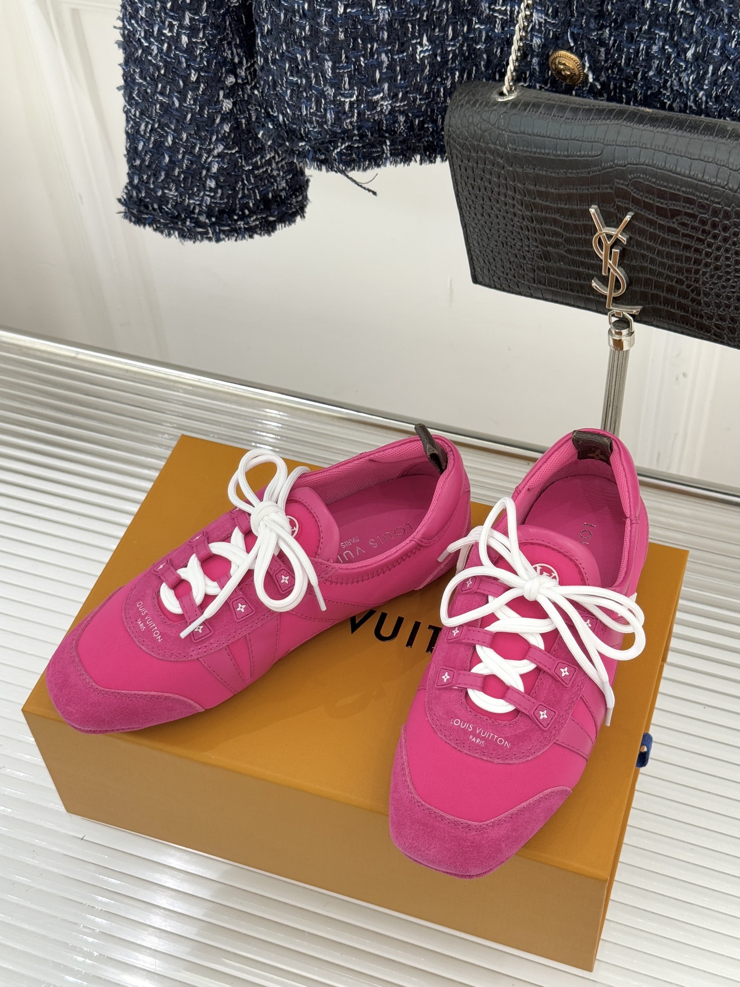 LV驴牌经典复古芭蕾舞运动鞋今年风很大的驴家芭蕾运动鞋，谁还没入手我真的会难过！作为时尚界的顶流真是拿捏