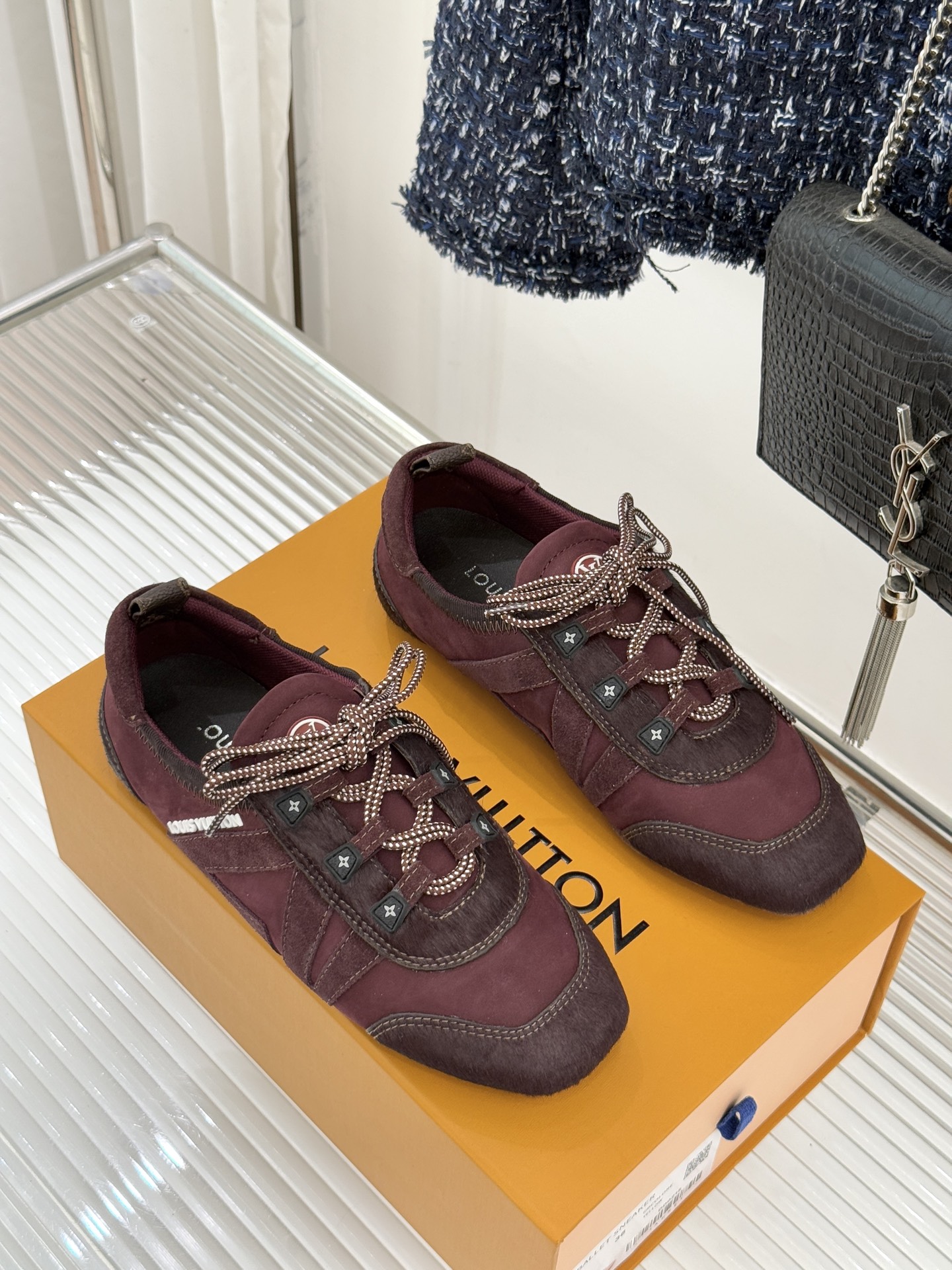 LV驴牌经典复古芭蕾舞运动鞋今年风很大的驴家芭蕾运动鞋，谁还没入手我真的会难过！作为时尚界的顶流真是拿捏