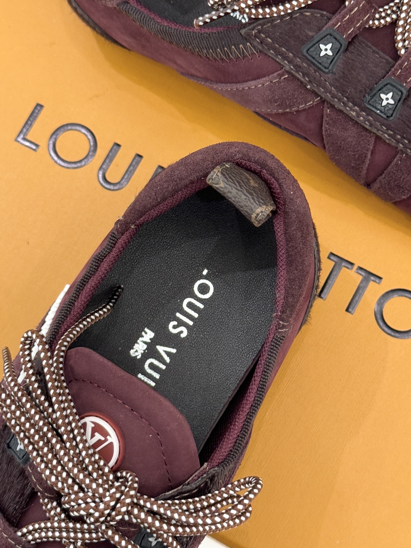 LV驴牌经典复古芭蕾舞运动鞋今年风很大的驴家芭蕾运动鞋，谁还没入手我真的会难过！作为时尚界的顶流真是拿捏