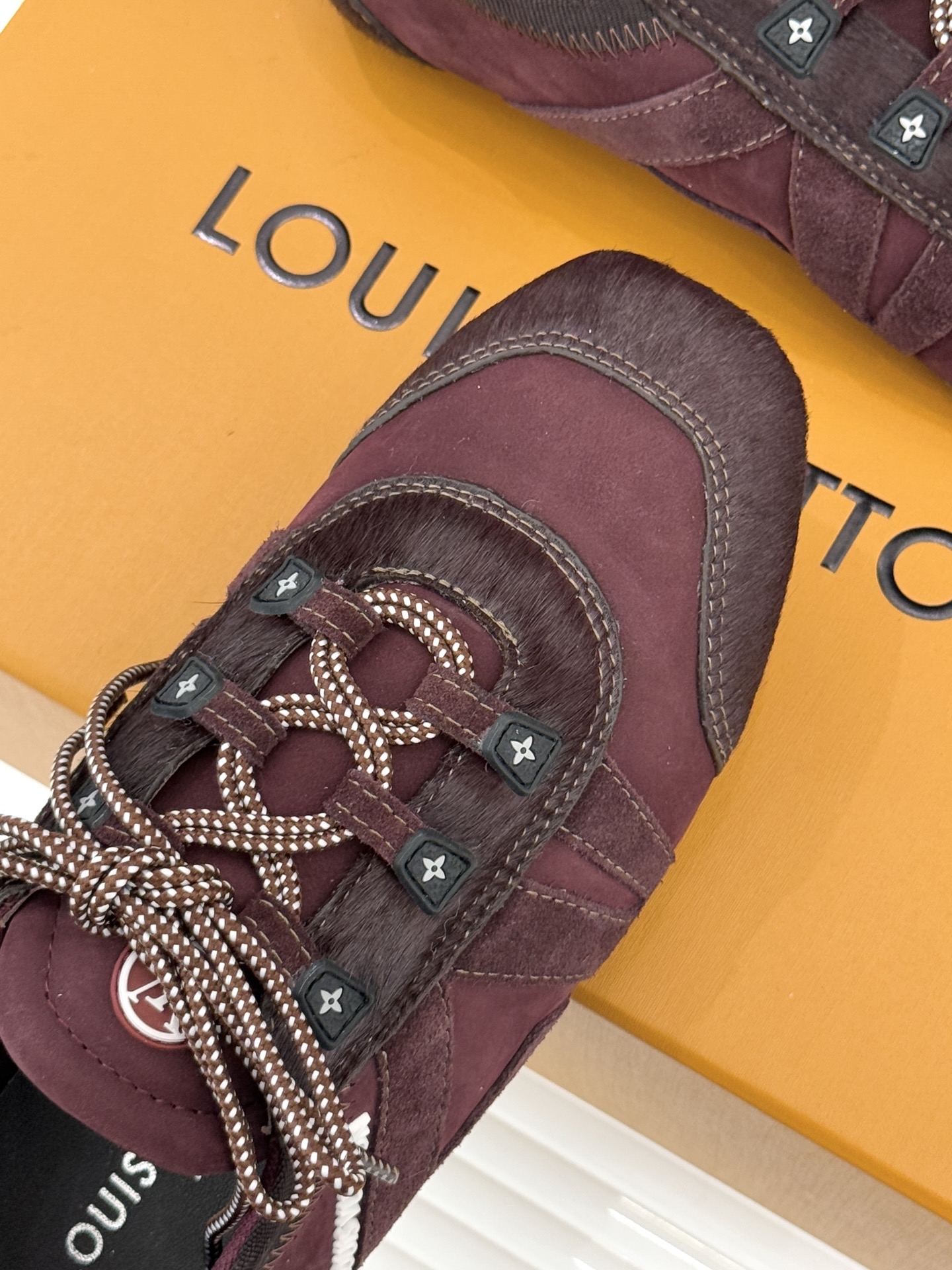 LV驴牌经典复古芭蕾舞运动鞋今年风很大的驴家芭蕾运动鞋，谁还没入手我真的会难过！作为时尚界的顶流真是拿捏