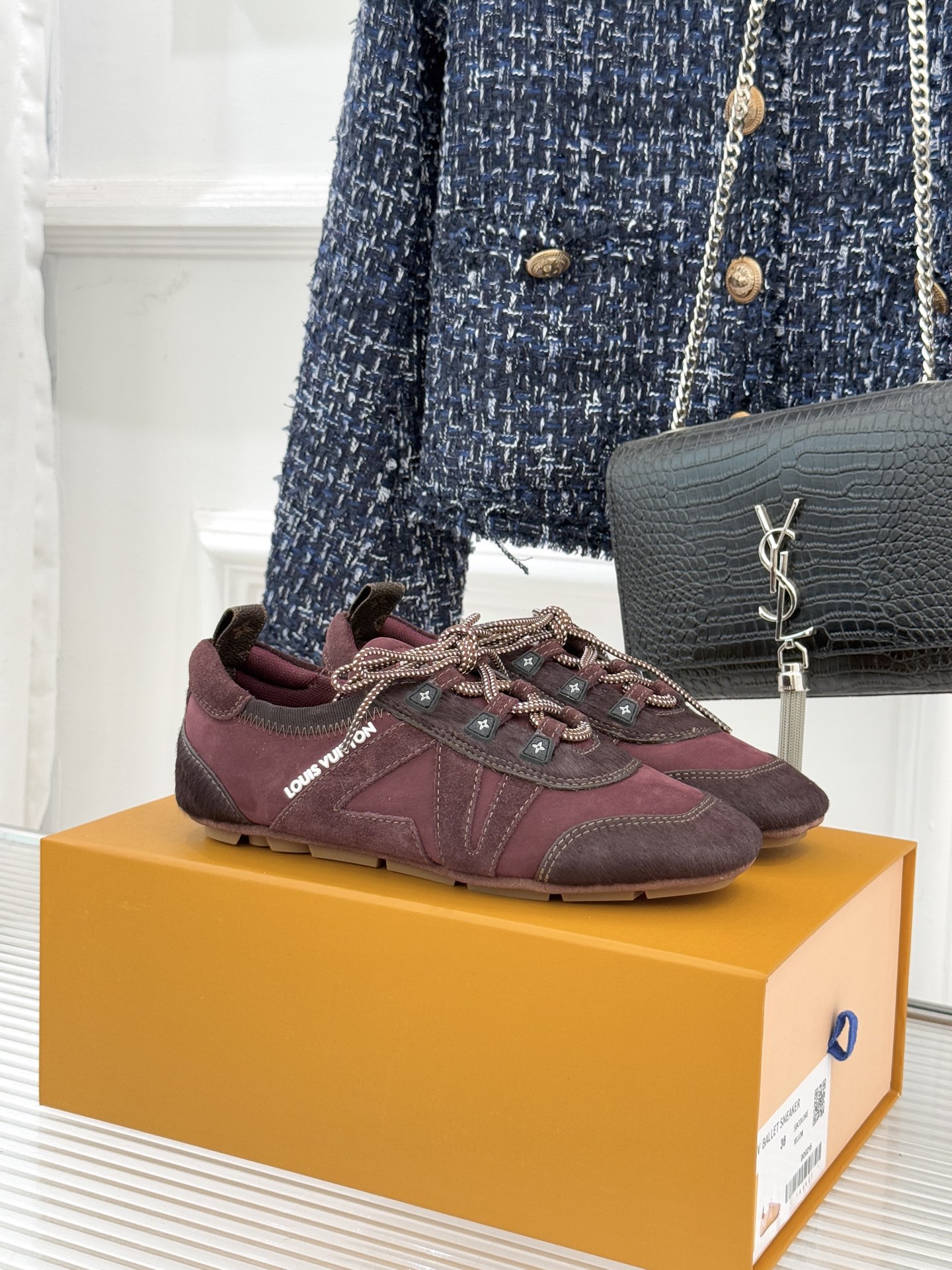 NO:721499,Decorated L*V Lv brand classic retro ballet sneakers. Lv’s ballet sneakers are very popular this year. I will be really sad if anyone hasn’t bought them yet!  As the top trend in the fashion industry, this pair of ballet sneakers perfectly combines elegance and comfort. It cleverly combines the lightness of ballet shoes with the practicality of sports shoes. The smooth lines outline an elegant foot shape, as if it perfectly combines agility on the stage with freedom in life. The iconic Monogram pattern print highlights the brand's century-old heritage and can easily become the focus no matter when and where. The fabric is made of original custom leather and the inner pads are all lambskin.  Original molded custom anti-slip outsole size35-39 (40 customized), ballet shoes, louis vuitton, louis vuitton, sneakers, sheepskin19860909带装饰 L*V驴牌经典复古芭蕾舞运动鞋 今年风很大的驴家芭蕾运动鞋, 谁还没入手我真的会难过！ 作为时尚界的顶流真是拿捏潮流趋势, 这双芭蕾运动鞋更是将优雅与舒适完美融合. 它巧妙融合了芭蕾舞鞋的轻盈与运动鞋的实用, 流畅的线条勾勒出优雅的足型, 仿佛将舞台上的灵动与生活中的自在完美结合 . 标志性的Monogram图案印花 彰显着品牌的百年底蕴 无论何时何地,都能轻松成为焦点. 面料采用原版定制皮料 内里垫脚均为小羊皮 原版开模定制防滑大底 size35-39（40定制）,芭蕾舞鞋,louis vuitton,louis vuitton,sneakers,sheepskin,Women's Shoes