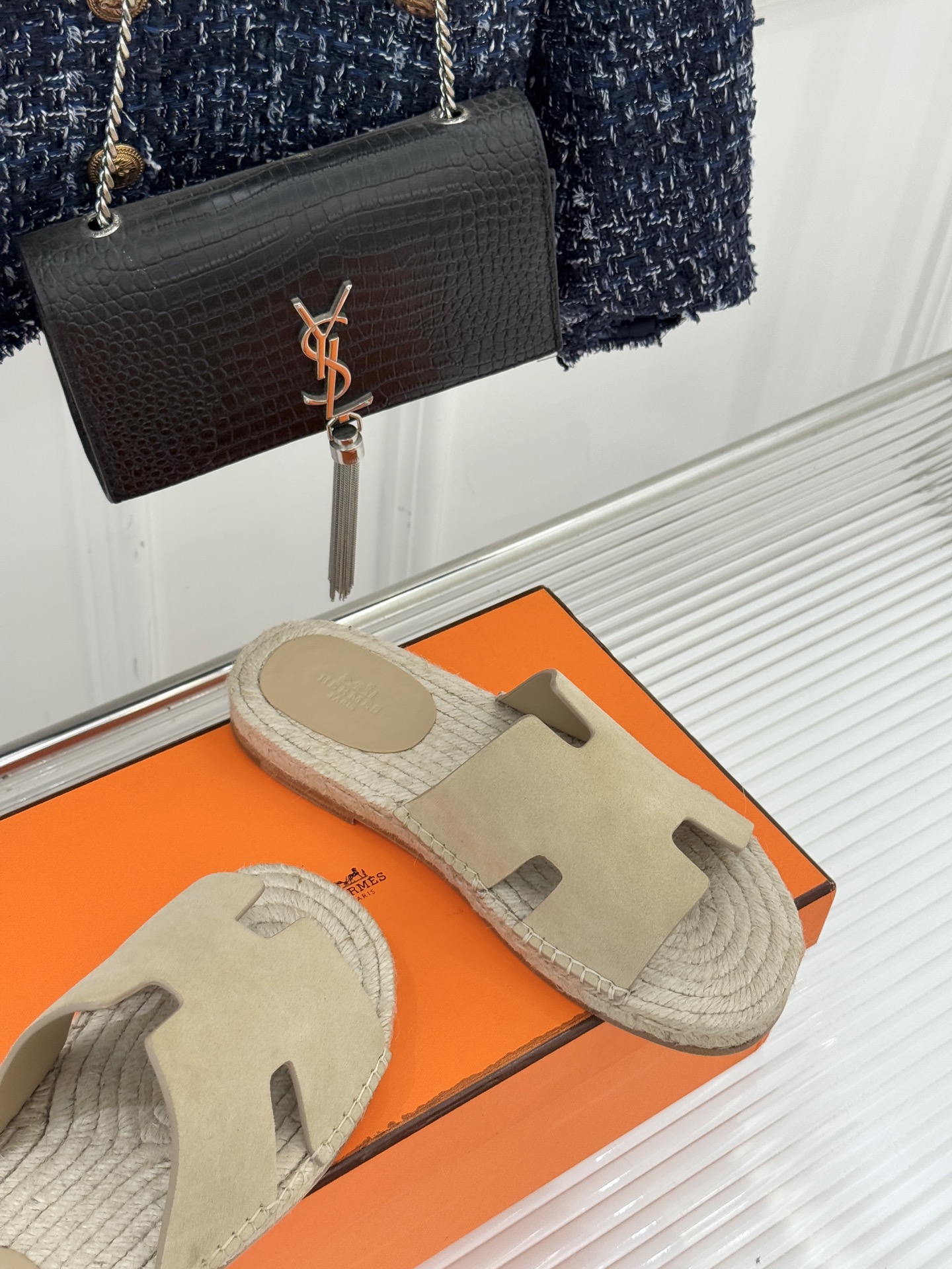 Hermès/爱马仕经典情侣款麻绳底H拖鞋承袭品牌1837年匠艺传承以极简设计诠释永恒优雅。标志性H型镂