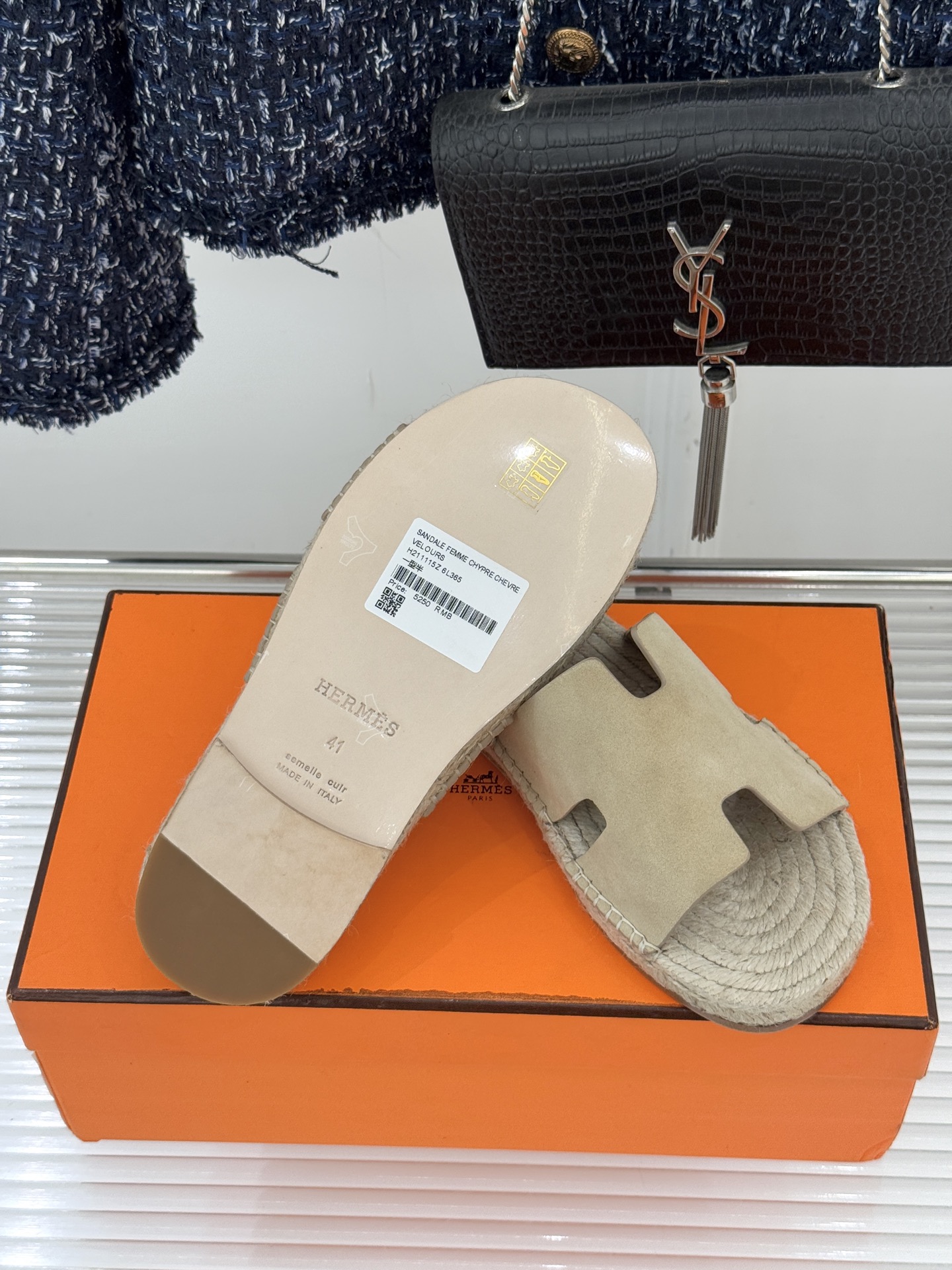 Hermès/爱马仕经典情侣款麻绳底H拖鞋承袭品牌1837年匠艺传承以极简设计诠释永恒优雅。标志性H型镂