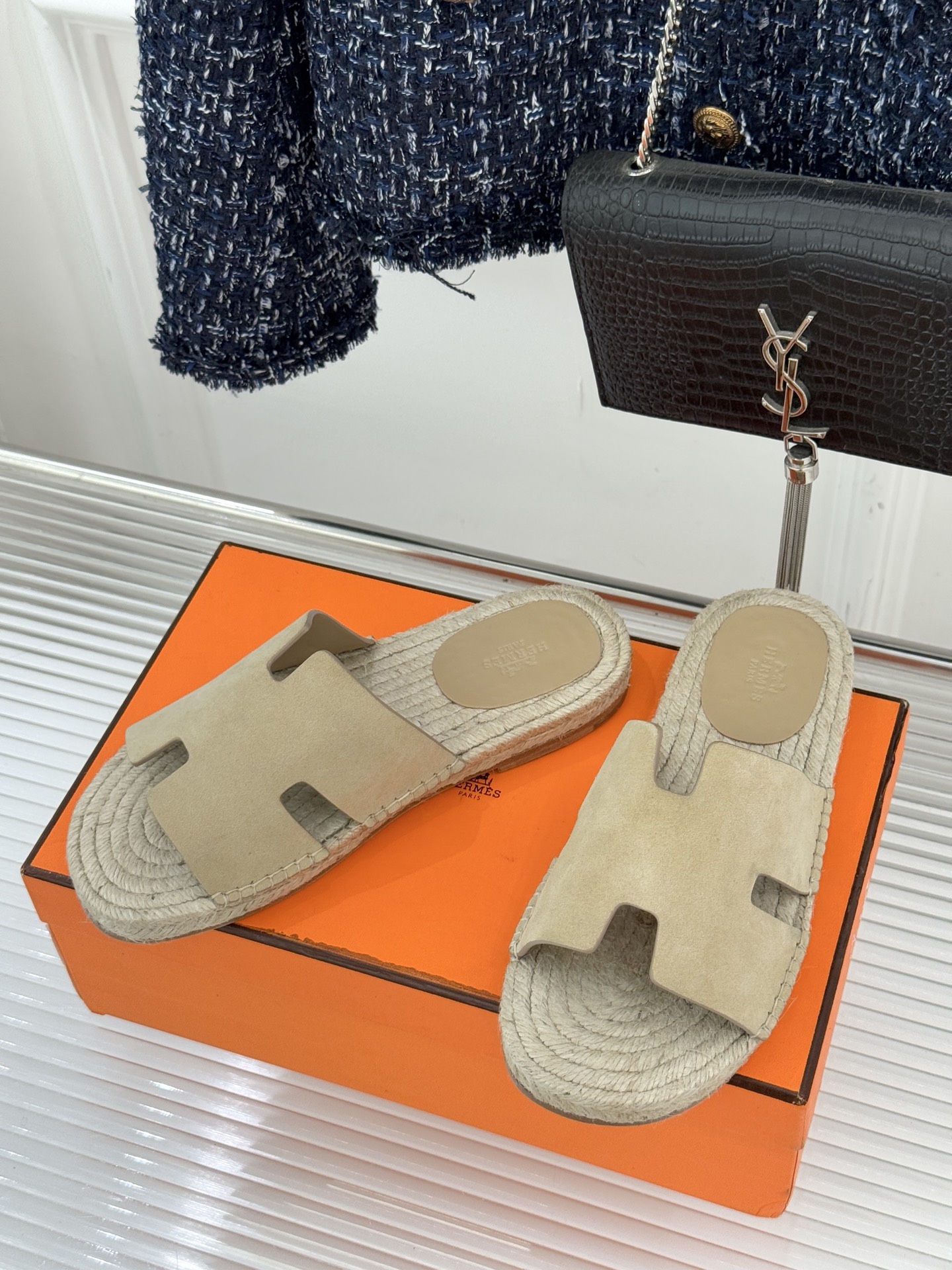 Hermès/爱马仕经典情侣款麻绳底H拖鞋承袭品牌1837年匠艺传承以极简设计诠释永恒优雅。标志性H型镂