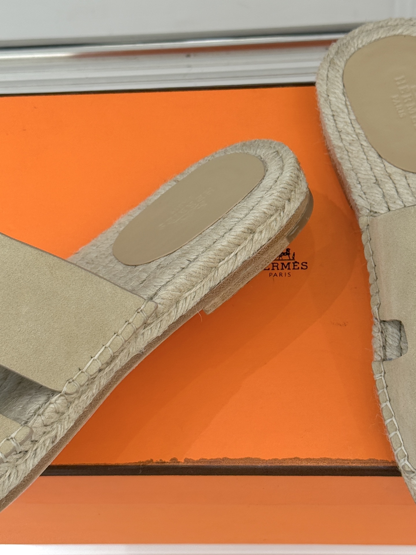 Hermès/爱马仕经典情侣款麻绳底H拖鞋承袭品牌1837年匠艺传承以极简设计诠释永恒优雅。标志性H型镂