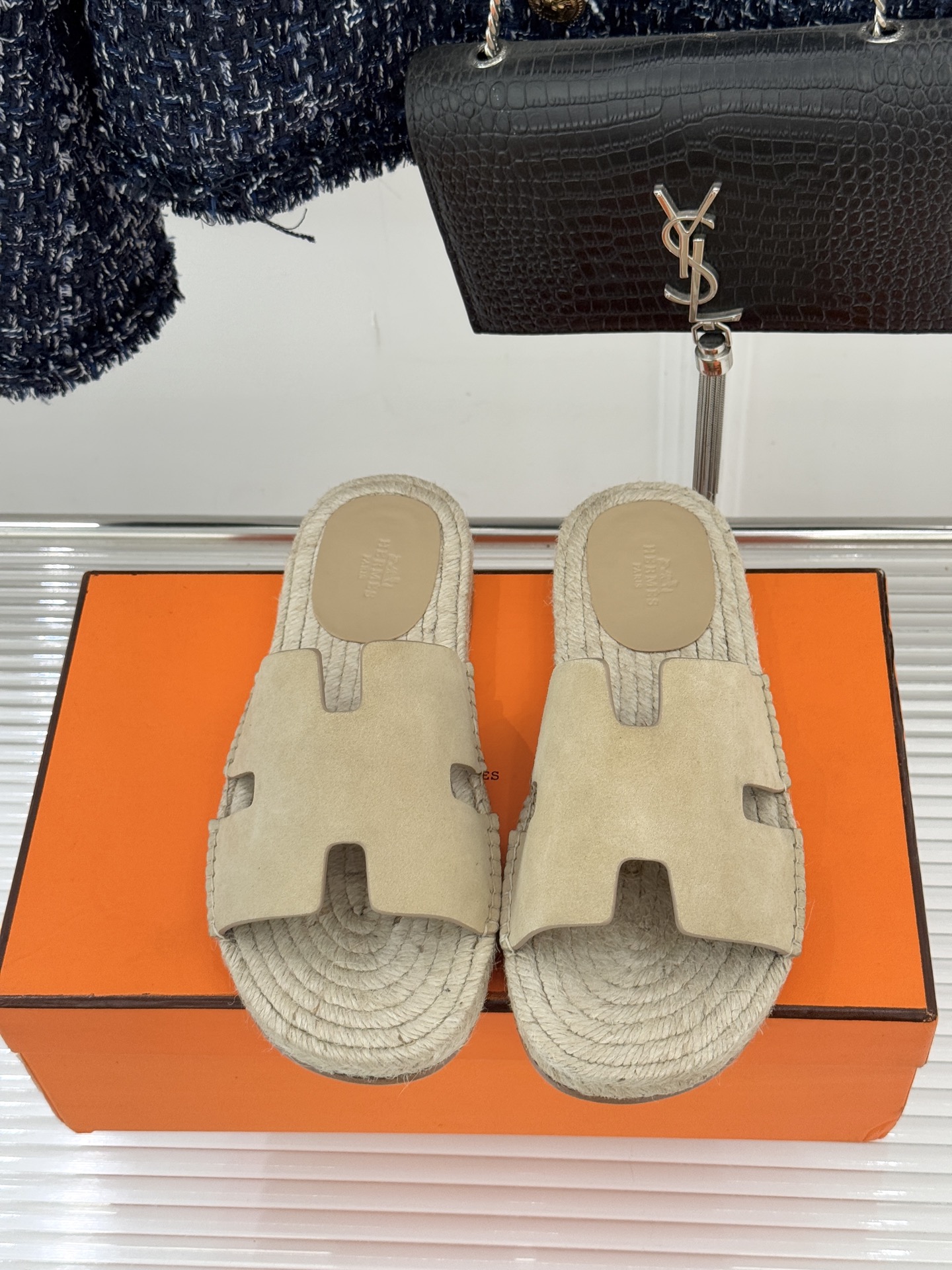Hermès/爱马仕经典情侣款麻绳底H拖鞋承袭品牌1837年匠艺传承以极简设计诠释永恒优雅。标志性H型镂