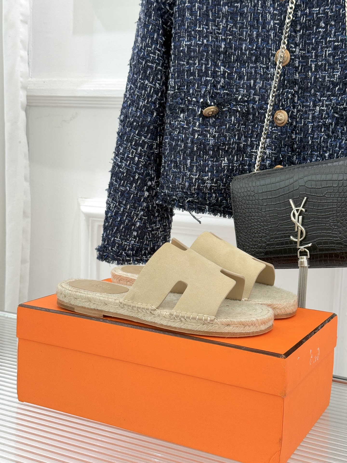 Hermès/爱马仕经典情侣款麻绳底H拖鞋承袭品牌1837年匠艺传承以极简设计诠释永恒优雅。标志性H型镂