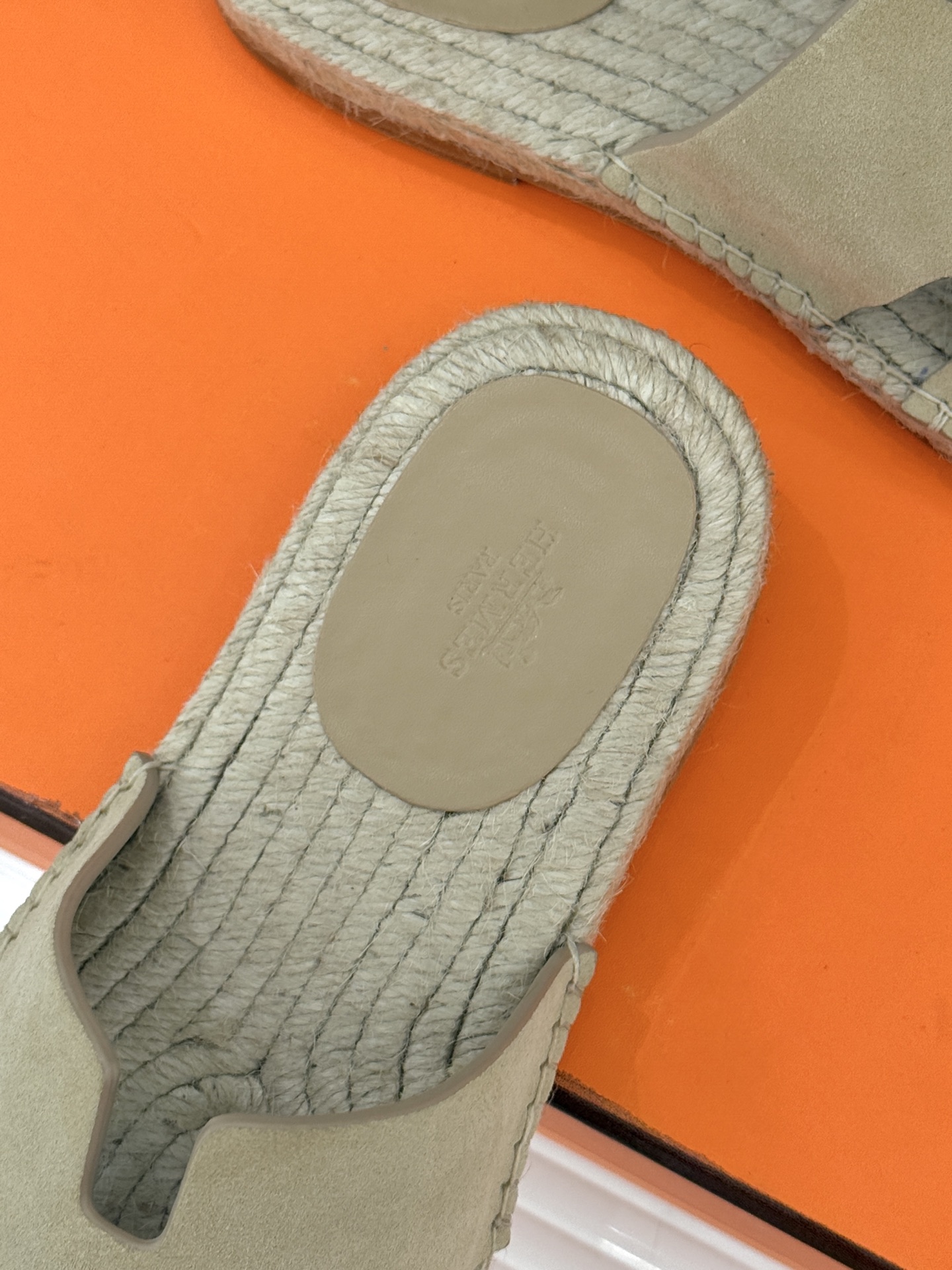 Hermès/爱马仕经典情侣款麻绳底H拖鞋承袭品牌1837年匠艺传承以极简设计诠释永恒优雅。标志性H型镂