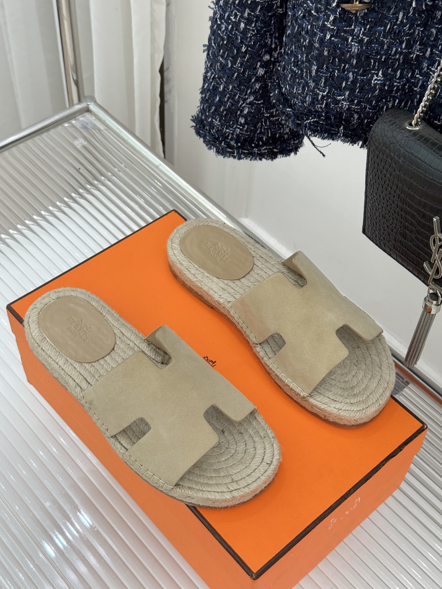 Hermès/爱马仕经典情侣款麻绳底H拖鞋承袭品牌1837年匠艺传承以极简设计诠释永恒优雅。标志性H型镂